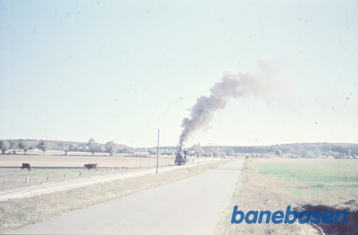 Damplokomotiv nr. 1 med tomme vogne på strækningen mellem Ladepladsen og Stubberup Damplokomotiv nr. 1 med tomme vogne på strækningen mellem Ladepladsen og Stubberup