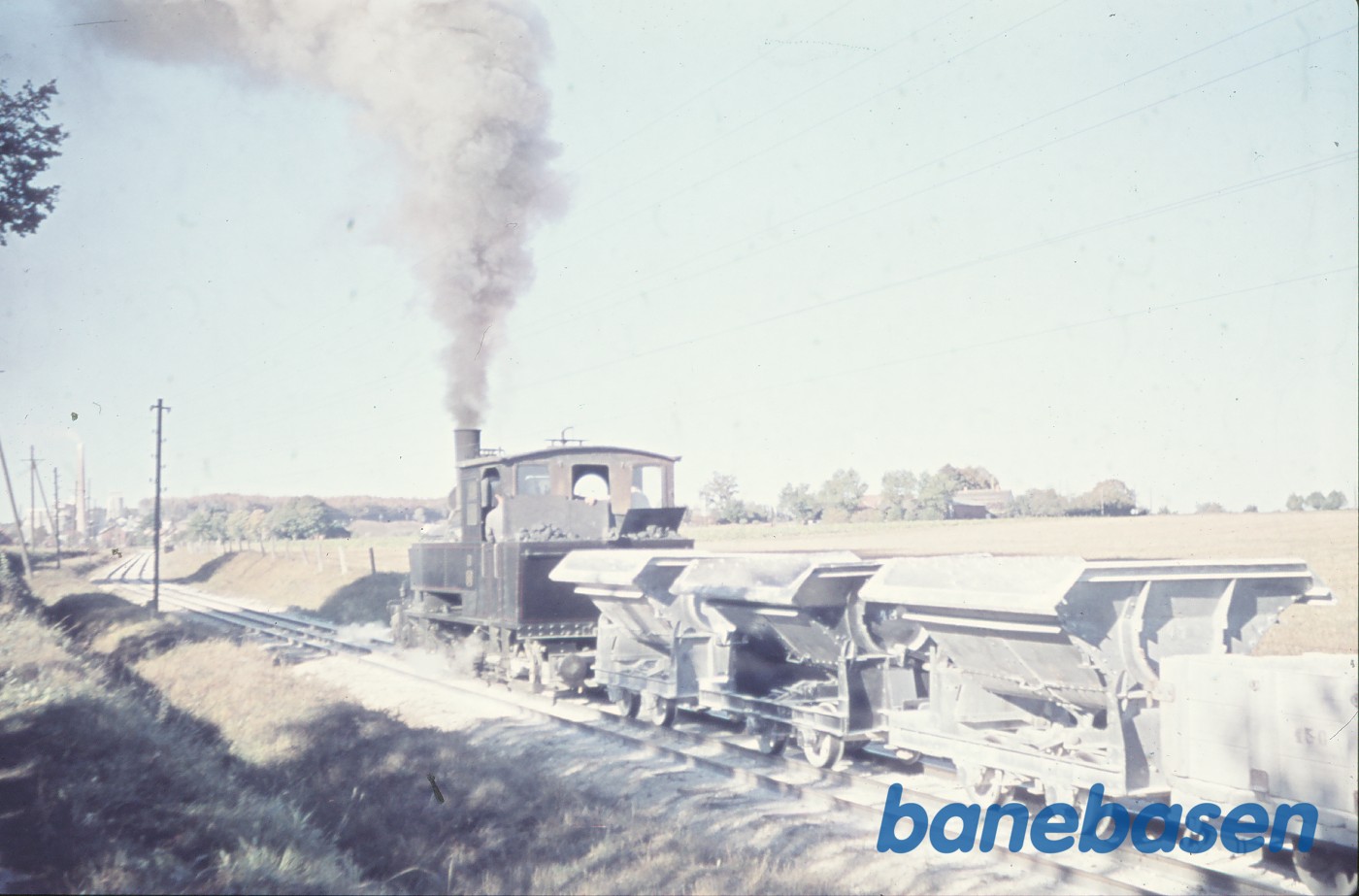 Damplokomotiv nr. 1 med tomme vogne på strækningen mellem Ladepladsen og Stubberup Damplokomotiv nr. 1 med tomme vogne på strækningen mellem Ladepladsen og Stubberup