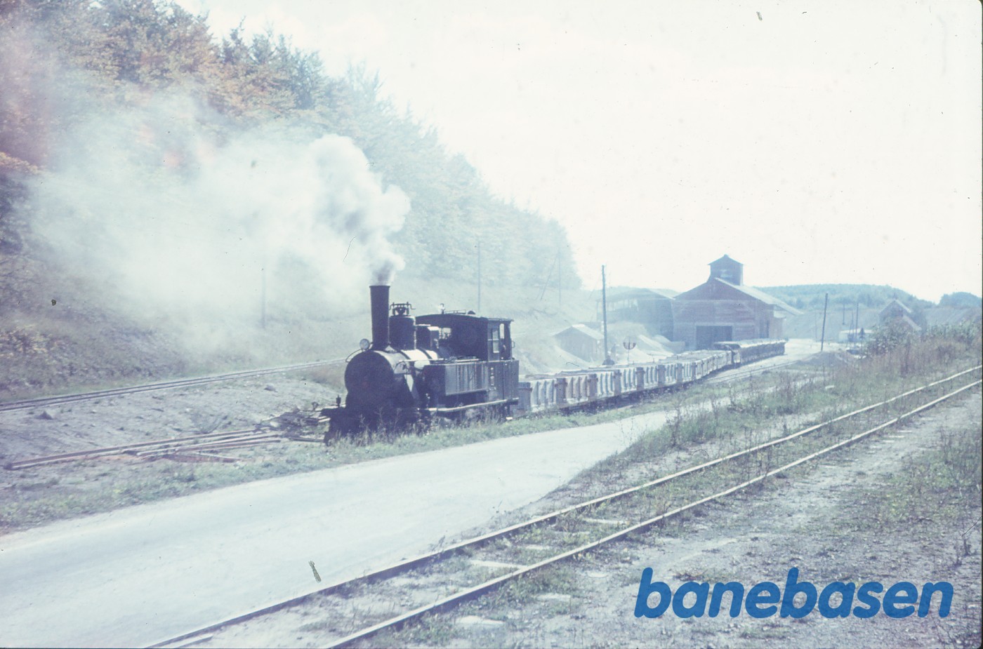 Damplokomotiv nr. 1 med tog i kalkbruddet Damplokomotiv nr. 1 med tog i kalkbruddet
