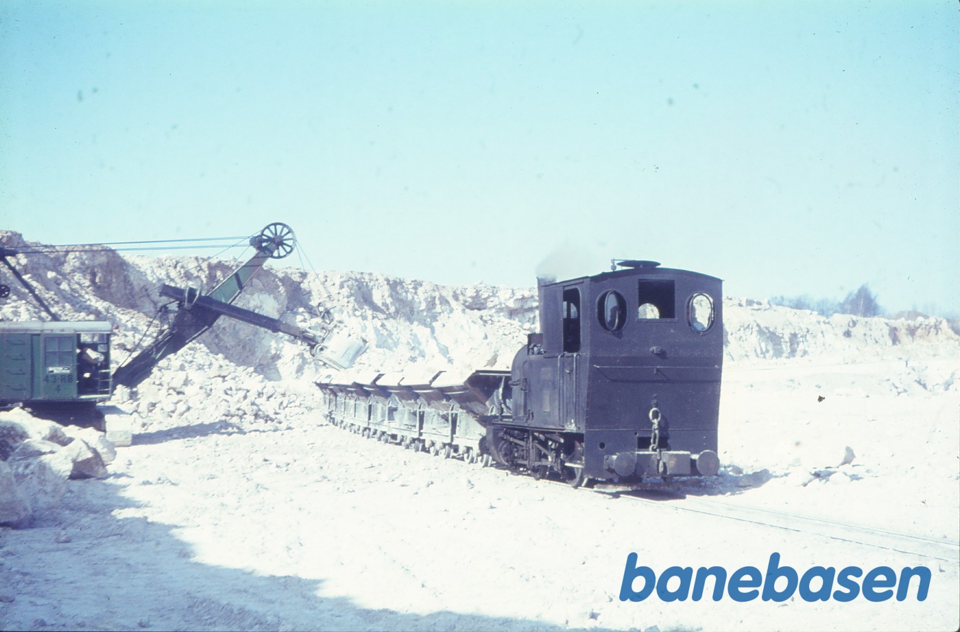 Damplokomotiv nr. 6 med tog i kalkbruddet Damplokomotiv nr. 6 med tog i kalkbruddet