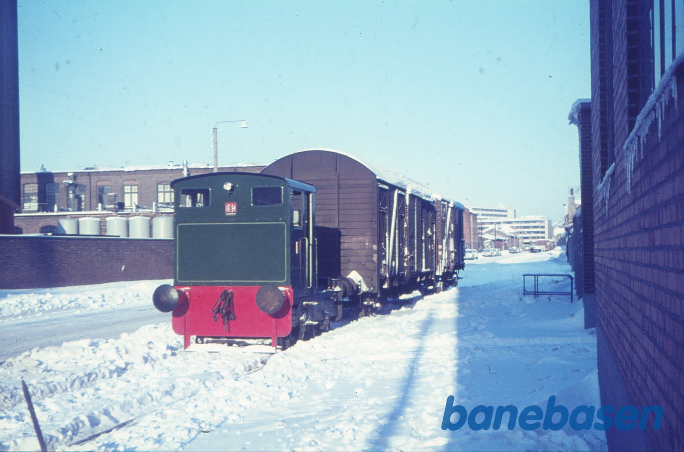 Rangertraktor, Ruston & Hornby 499518/1965 med vogne langs Ottiliavej Rangertraktor, Ruston & Hornby 499518/1965 med vogne langs Ottiliavej