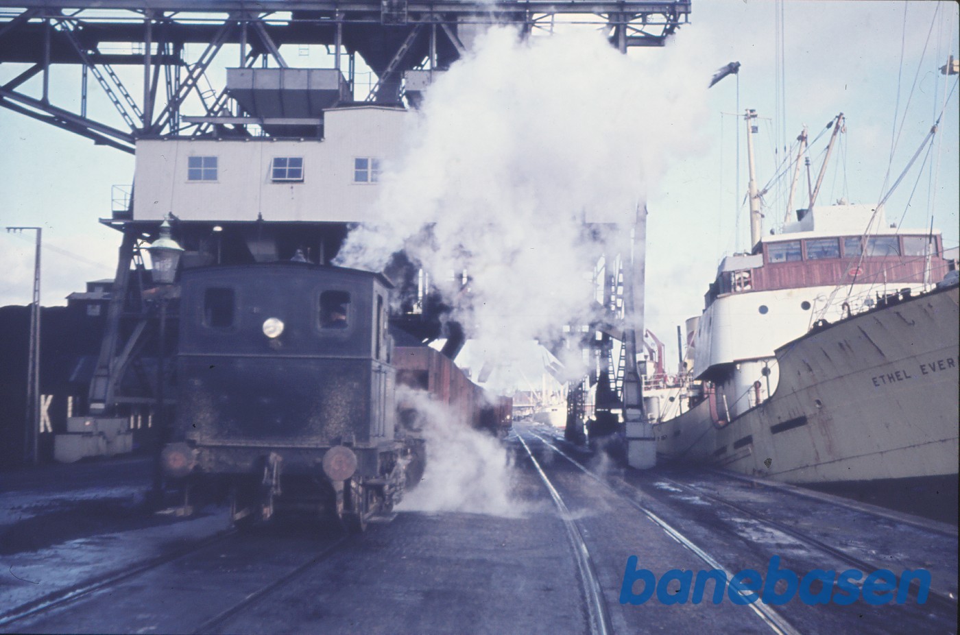 Tog på havnekajen Tog på havnekajen