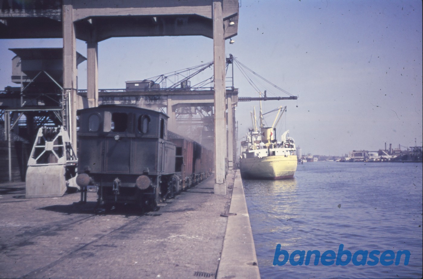 Damplokomotiv nr. 5 med tog på havnekajen Damplokomotiv nr. 5 med tog på havnekajen