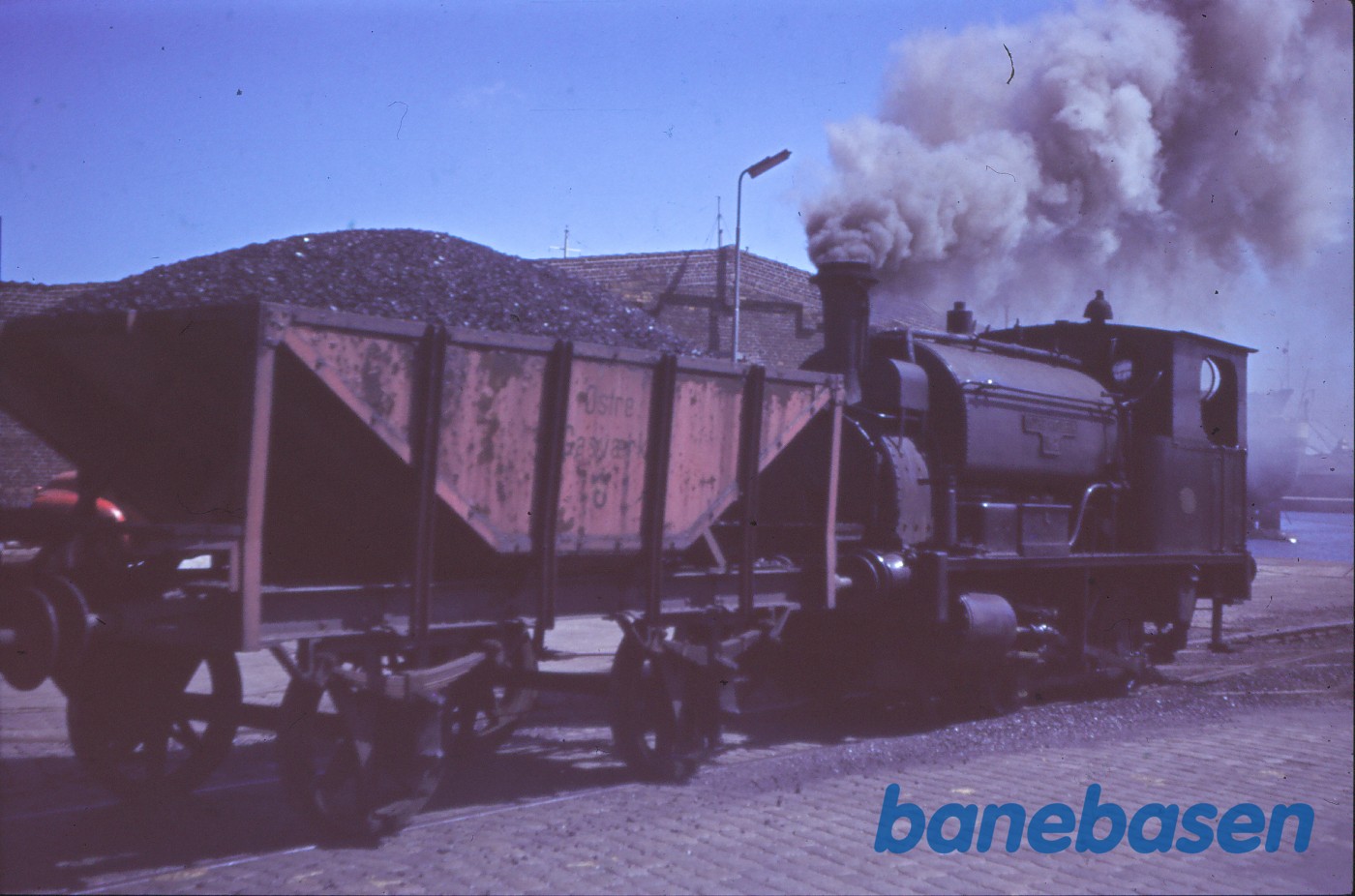 Damplokomotiv nr. 2 med tog til gasværket passerer Kalkbrænderihavnsgade Damplokomotiv nr. 2 med tog til gasværket passerer Kalkbrænderihavnsgade