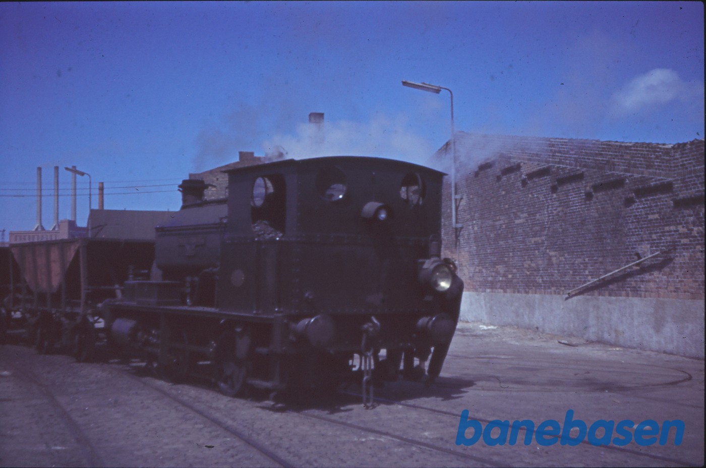Damplokomotiv med tog til havnen passerer Kalkbrænderihavnsgade Damplokomotiv med tog til havnen passerer Kalkbrænderihavnsgade
