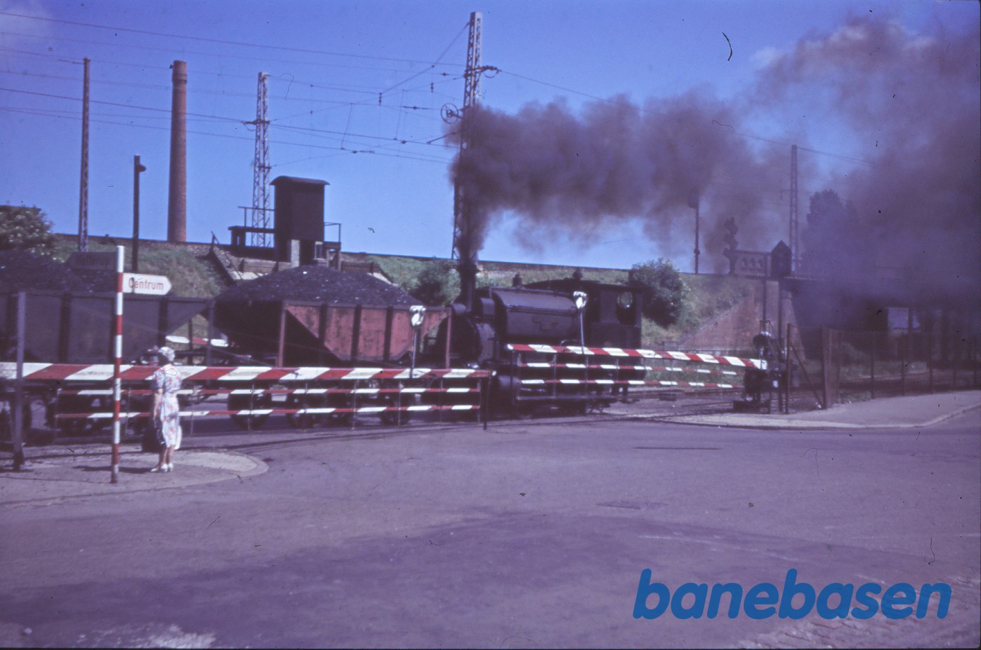 Damplokomotiv med tog til gasværket passerer overkørsel ved Vordingborggade Damplokomotiv med tog til gasværket passerer overkørsel ved Vordingborggade