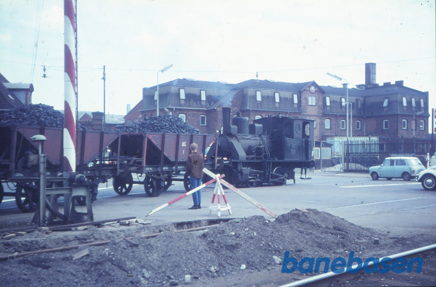 Damplokomotiv nr. 3 med tog til gasværlet passerer Kalkbrænderihavnsgade Damplokomotiv nr. 3 med tog til gasværlet passerer Kalkbrænderihavnsgade