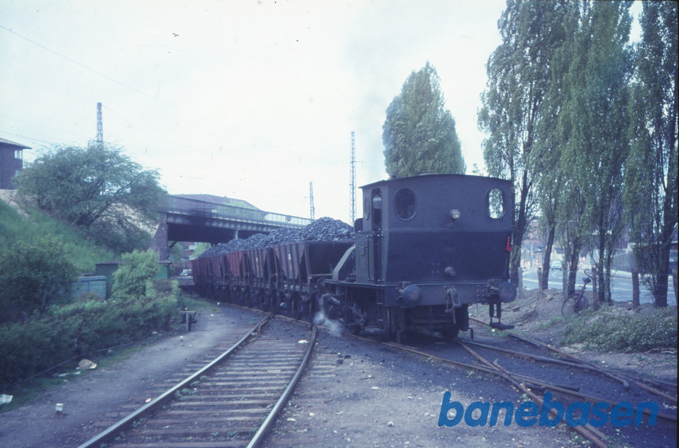 Damplokomotiv nr. 3 med tog til gasværket passerer under Kystbanen Damplokomotiv nr. 3 med tog til gasværket passerer under Kystbanen