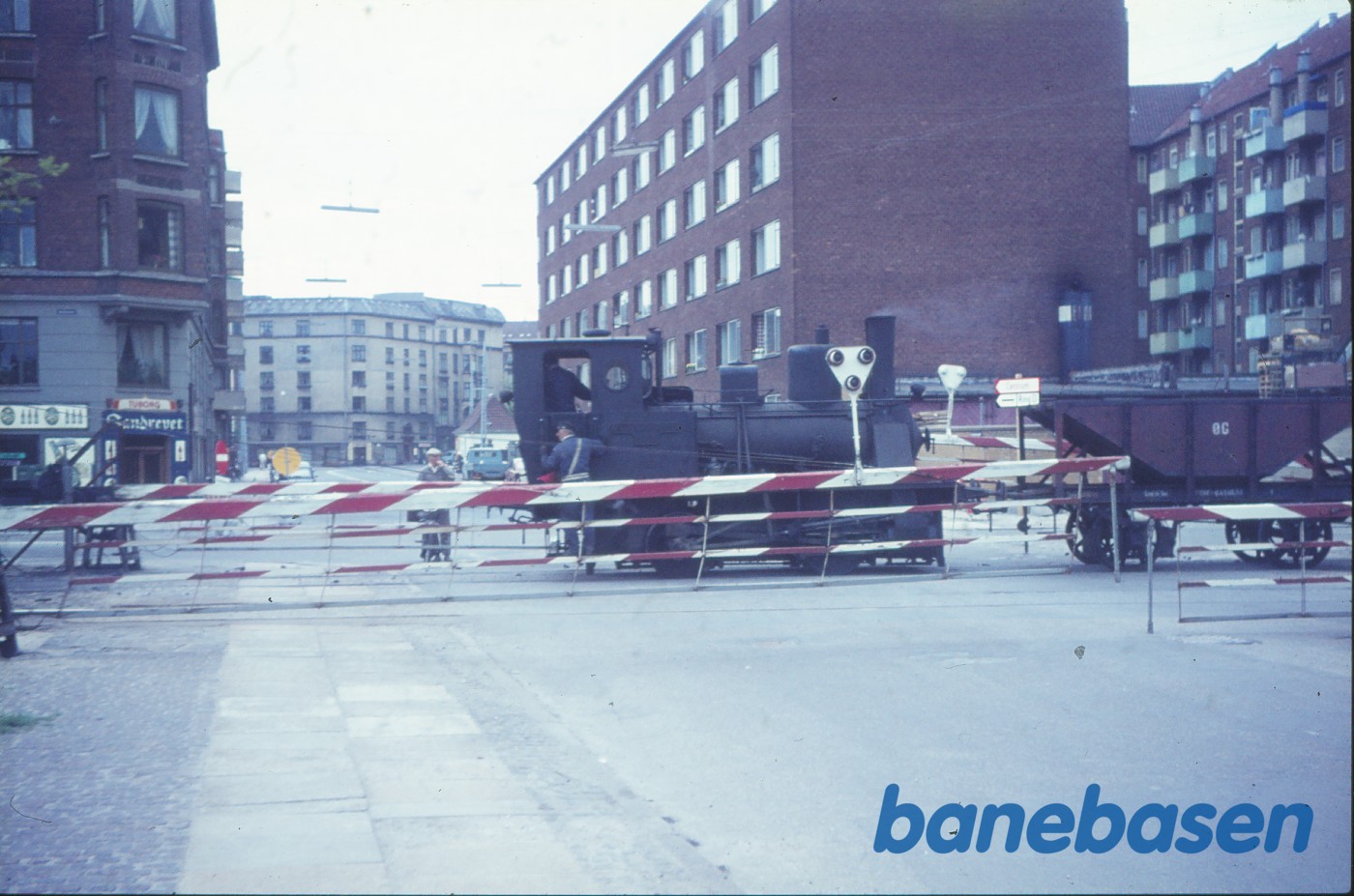 Damplokomotiv nr. 3 med tog til havnen passerer overkørslen ved Vordingborggade Damplokomotiv nr. 3 med tog til havnen passerer overkørslen ved Vordingborggade