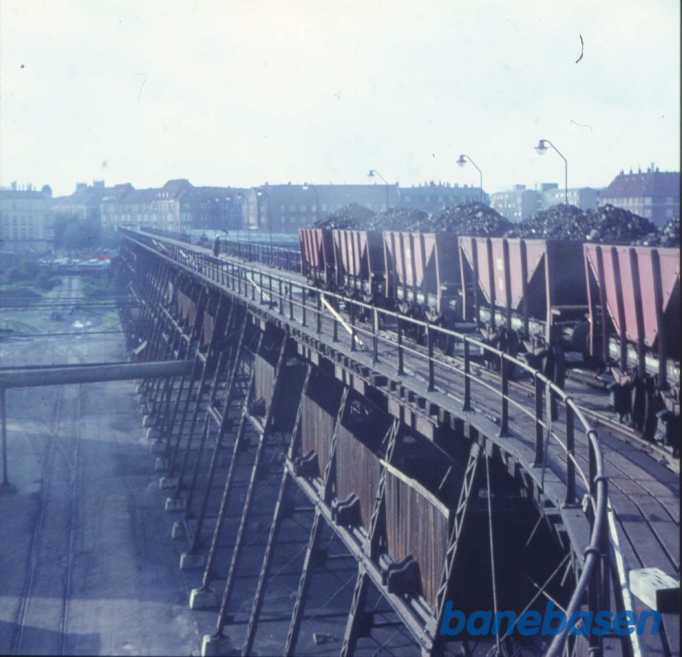 Fyldte kulvogne på rampen Fyldte kulvogne på rampen