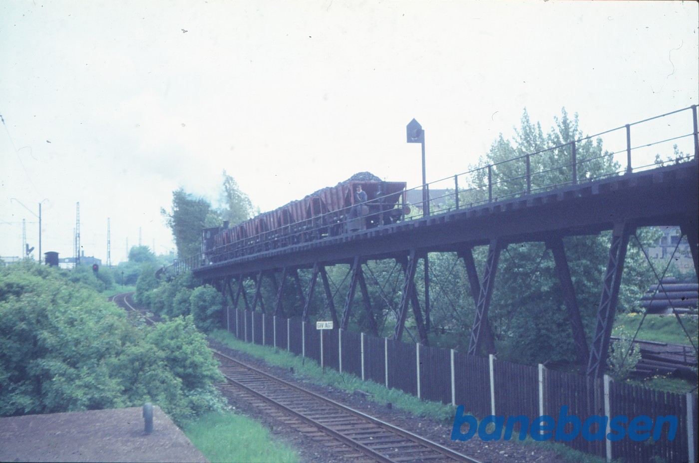 Damplokomotiv nr. 3 med fyldte vogne på vej op ad rampen Damplokomotiv nr. 3 med fyldte vogne på vej op ad rampen