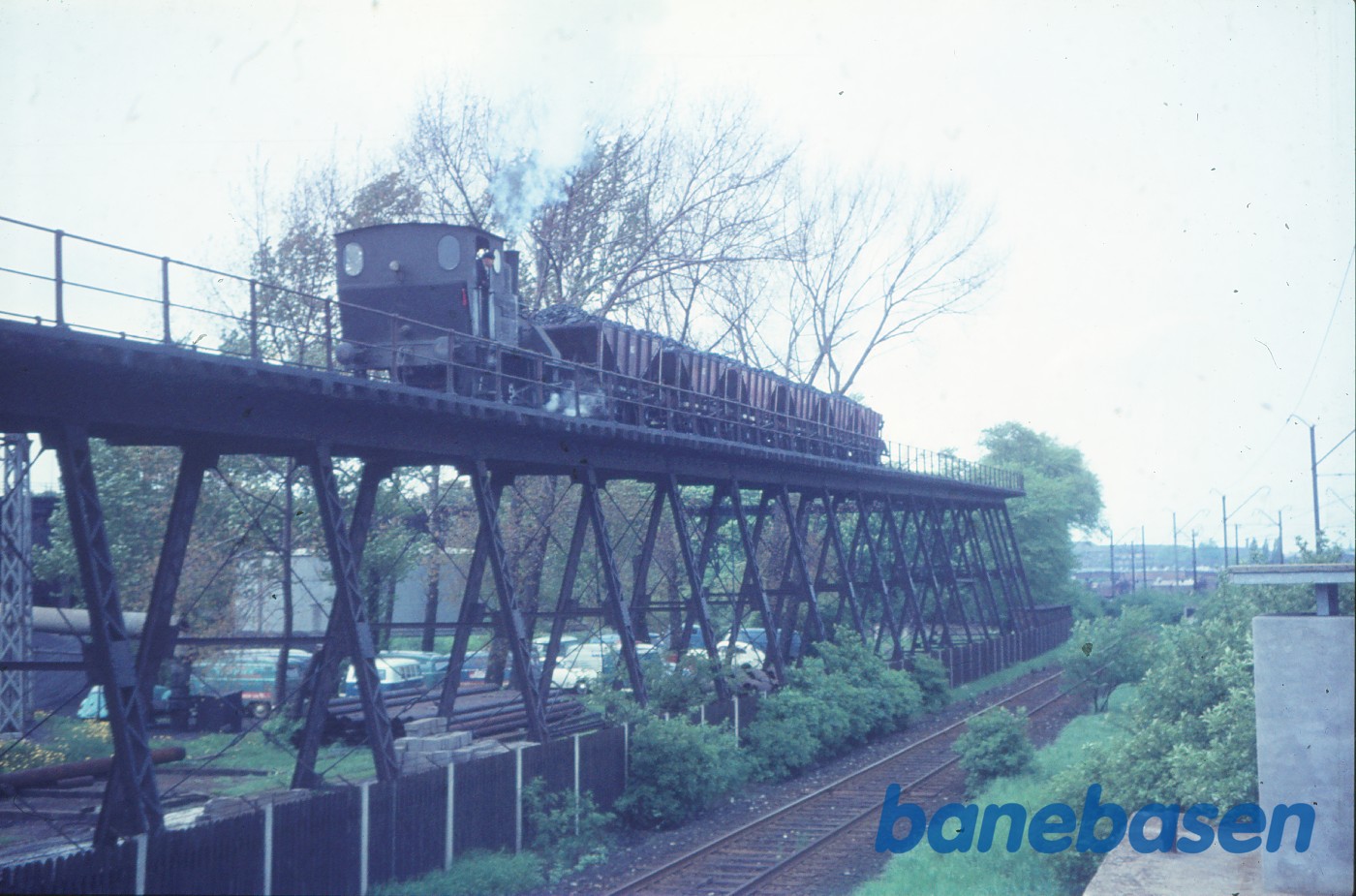 Damplokomotiv nr. 3 med fyldte vogne på vej op ad rampen Damplokomotiv nr. 3 med fyldte vogne på vej op ad rampen