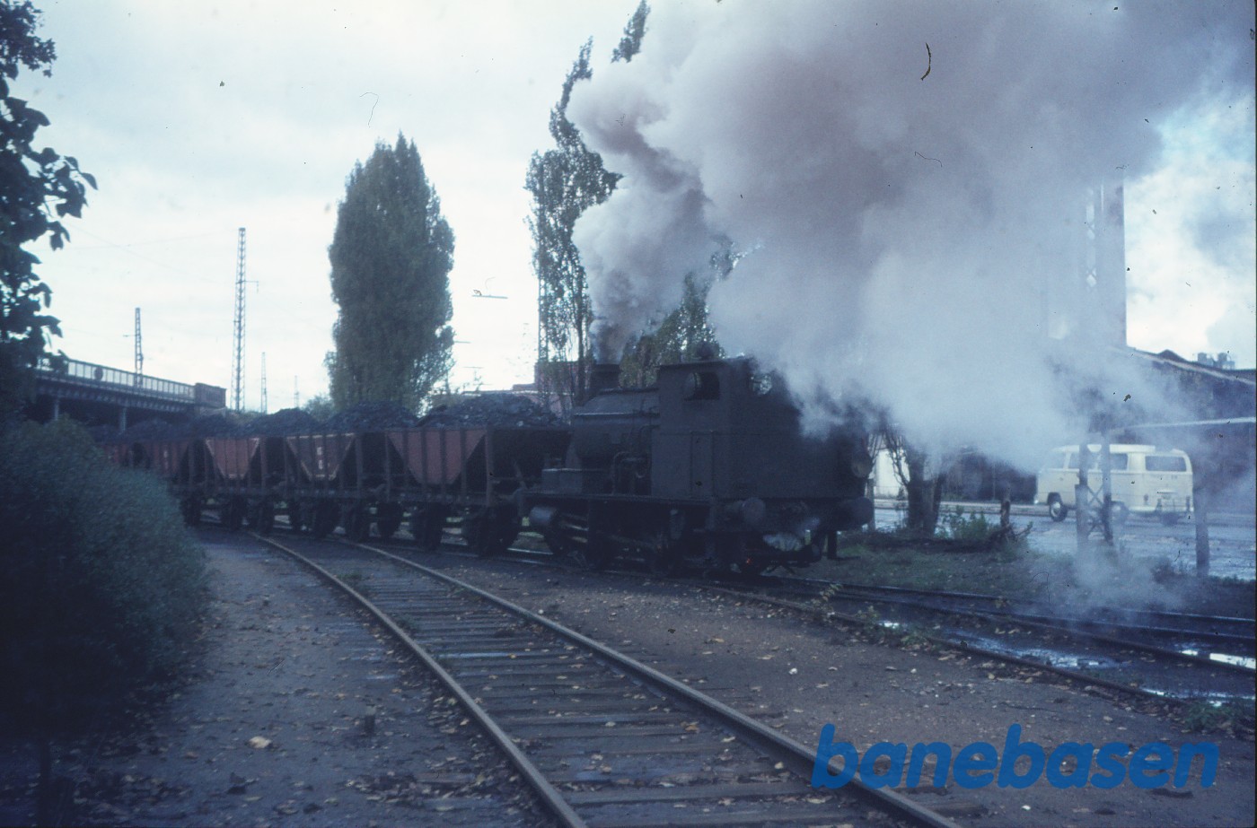 Damplokomotiv med tog til gasværket passerer under Kystbanen Damplokomotiv med tog til gasværket passerer under Kystbanen