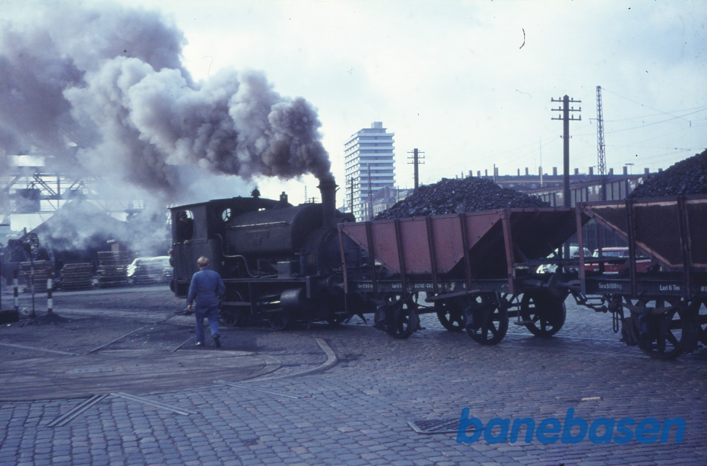 Tog med fyldte vogne på vej mod gasværket passerer Kalkbrænderihavnsgade Tog med fyldte vogne på vej mod gasværket passerer Kalkbrænderihavnsgade