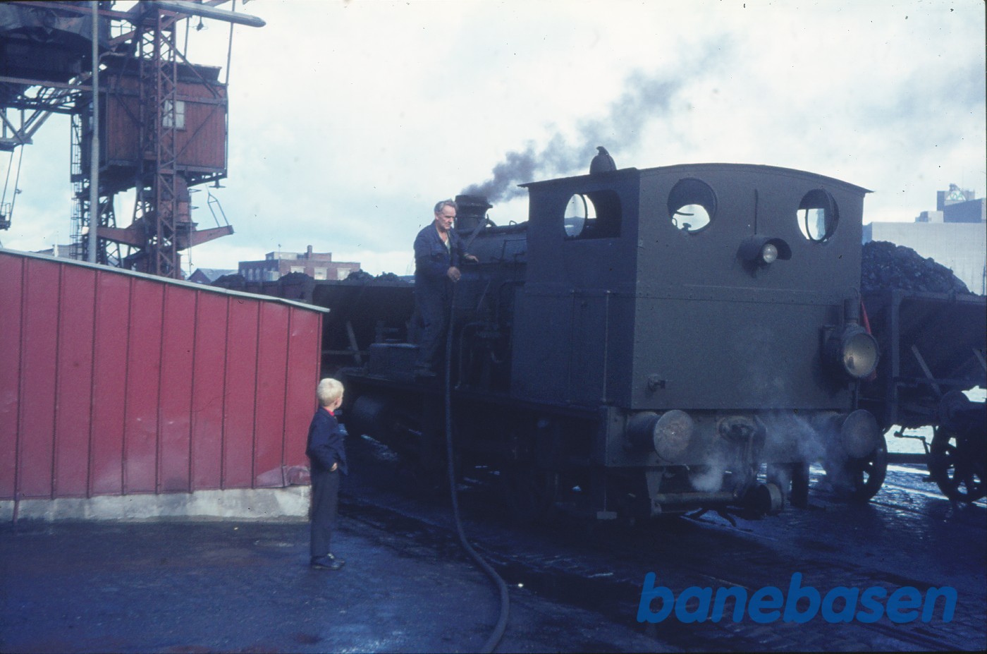 Vandpåfyldning på damplokomotiv Vandpåfyldning på damplokomotiv