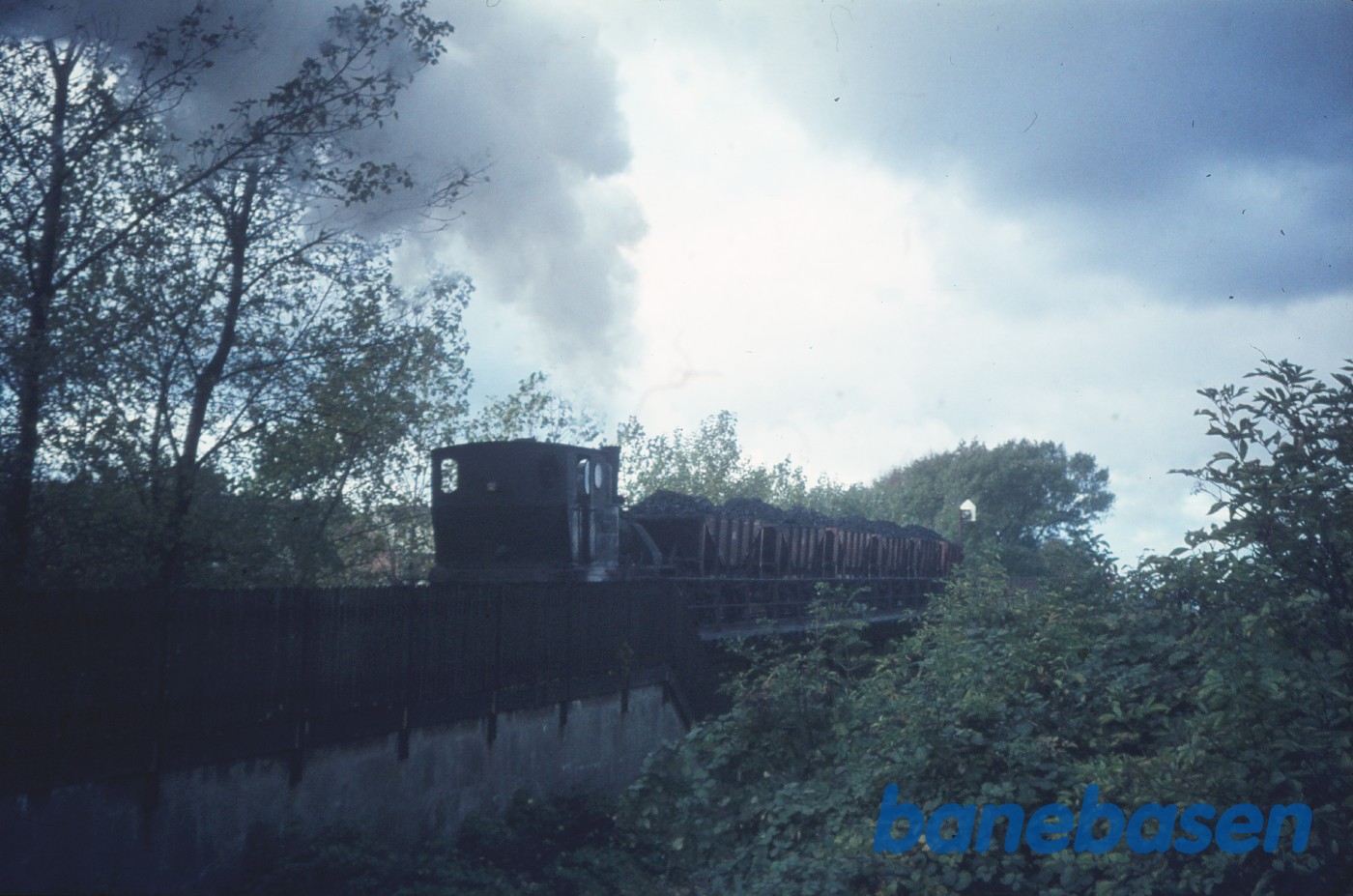 Damplokomotiv nr. 3 med fyldte vogne på vej op ad rampen Damplokomotiv nr. 3 med fyldte vogne på vej op ad rampen