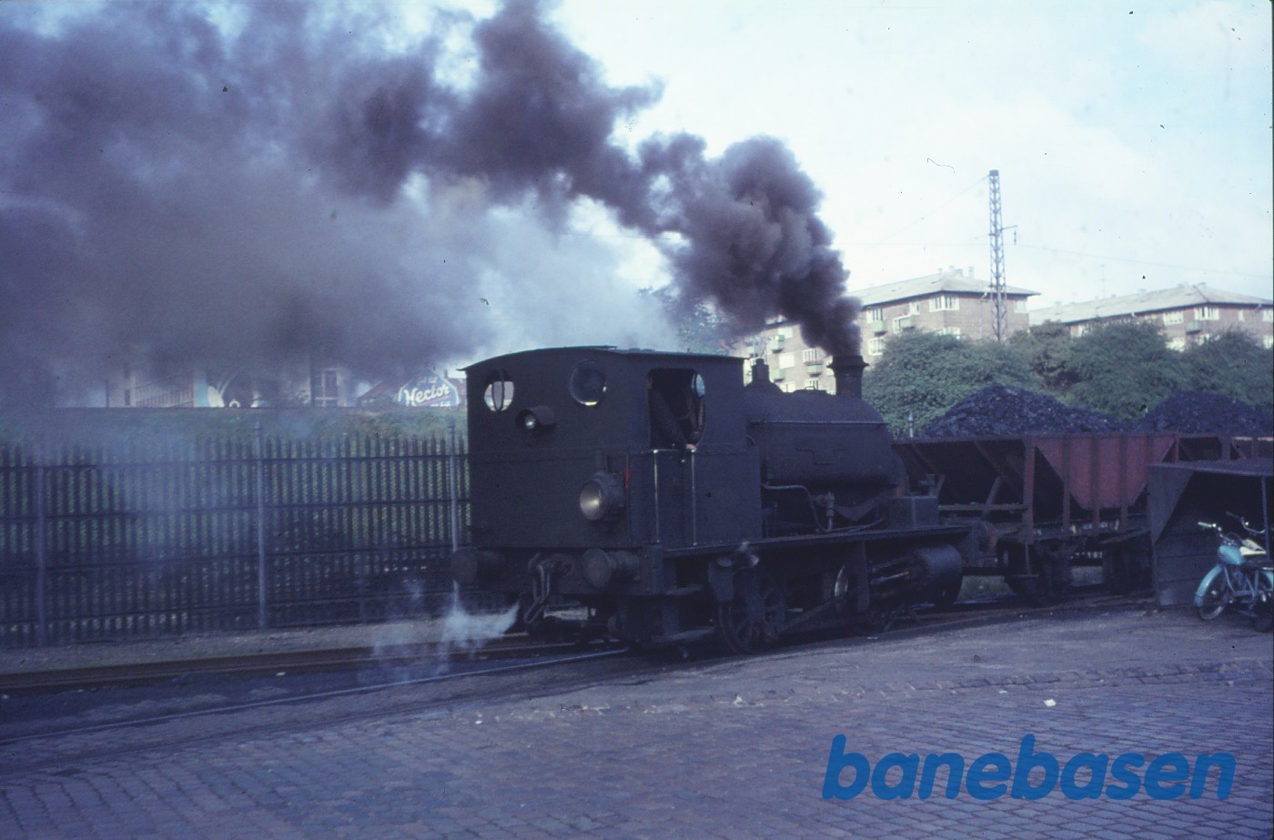 Damplokomotiv nr. 1 med tog til gasværket ved Kalkbrænderihavnsgade Damplokomotiv nr. 1 med tog til gasværket ved Kalkbrænderihavnsgade