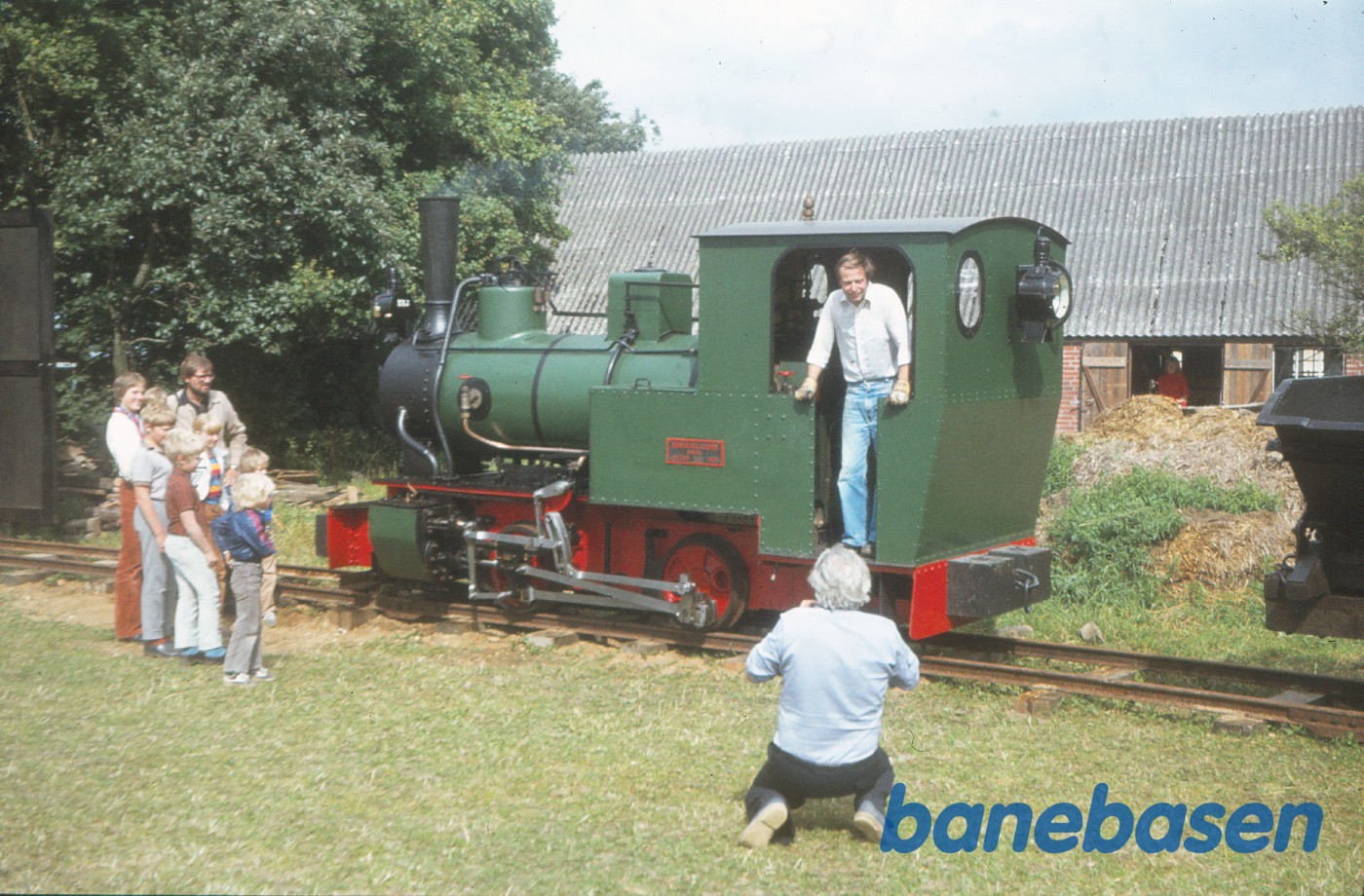 Damplokomotiv Henschel 17819/1921 (Lars Andersen på førerpladsen) Damplokomotiv Henschel 17819/1921 (Lars Andersen på førerpladsen)