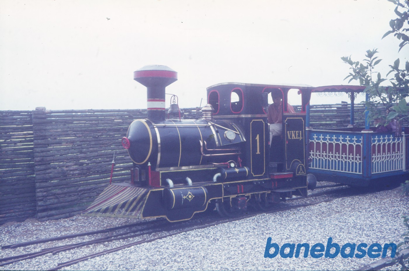 Damplokomotiv "VKEJ 1", ombygget fra Willemoes-lok (opr. tilh. Elling-værket) Damplokomotiv "VKEJ 1", ombygget fra Willemoes-lok (opr. tilh. Elling-værket)