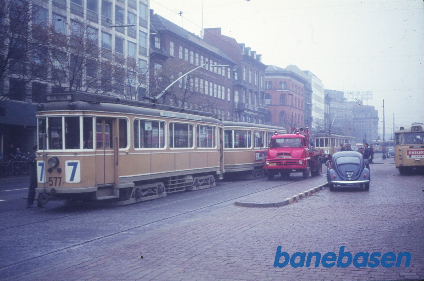 Motorvogn nr. 577 + bivogn ved Nørreport Motorvogn nr. 577 + bivogn ved Nørreport
