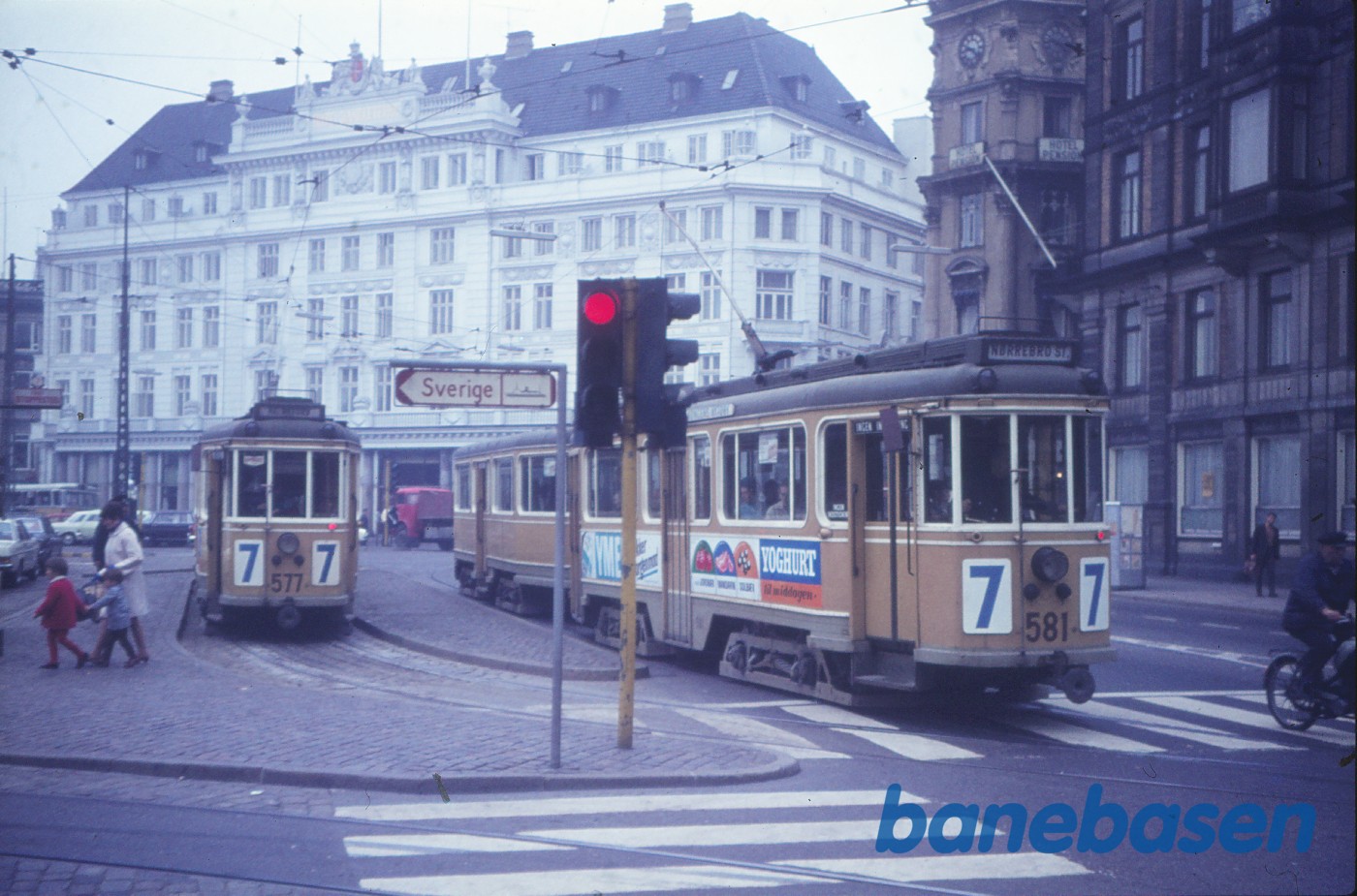 Motorvogn nr. 581 og 577 ved Kongens Nytorv Motorvogn nr. 581 og 577 ved Kongens Nytorv