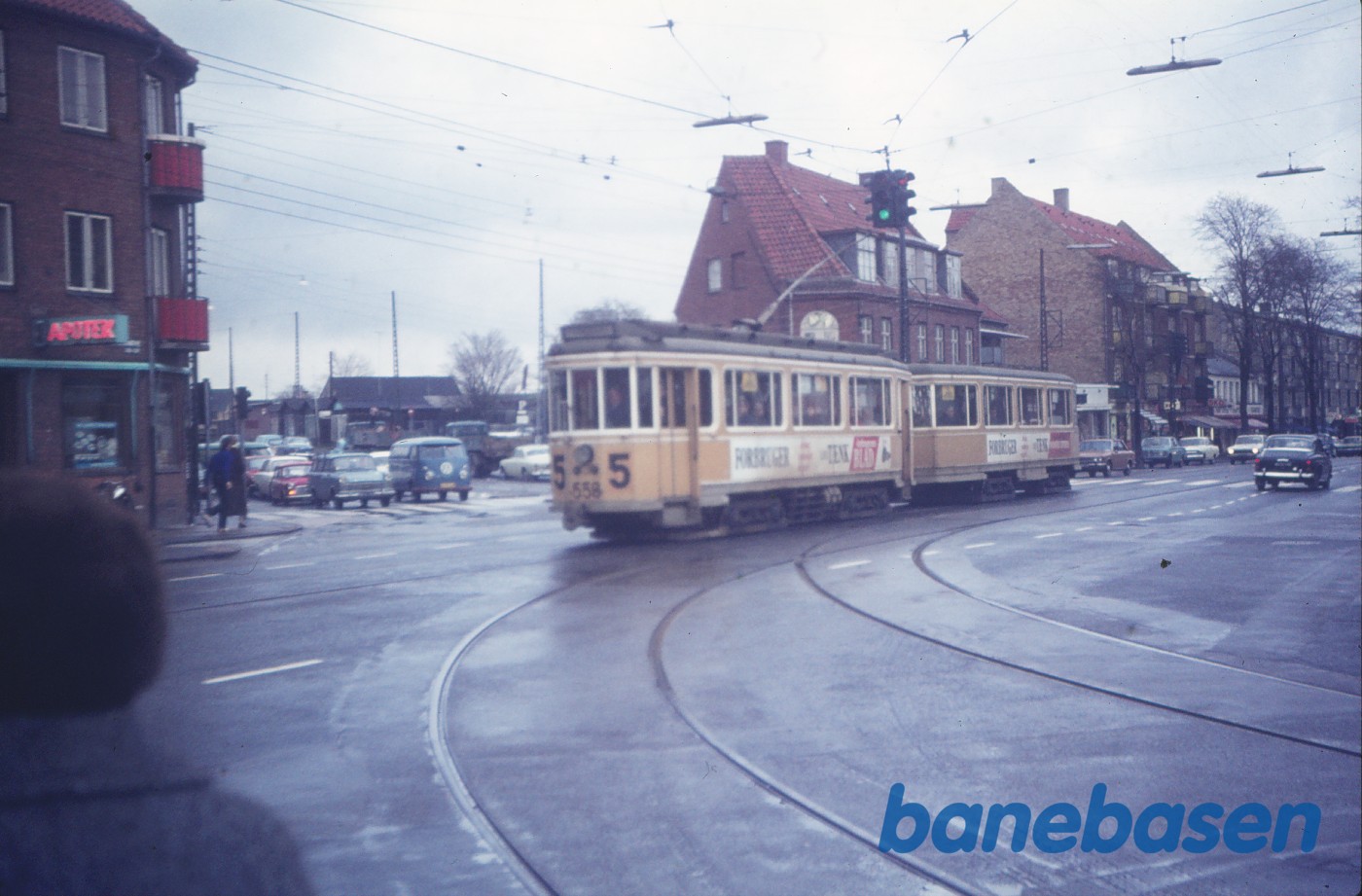 Motorvogn nr. 558 + bivogn i krydset Frederikssundsvej/Islevhusvej Motorvogn nr. 558 + bivogn i krydset Frederikssundsvej/Islevhusvej