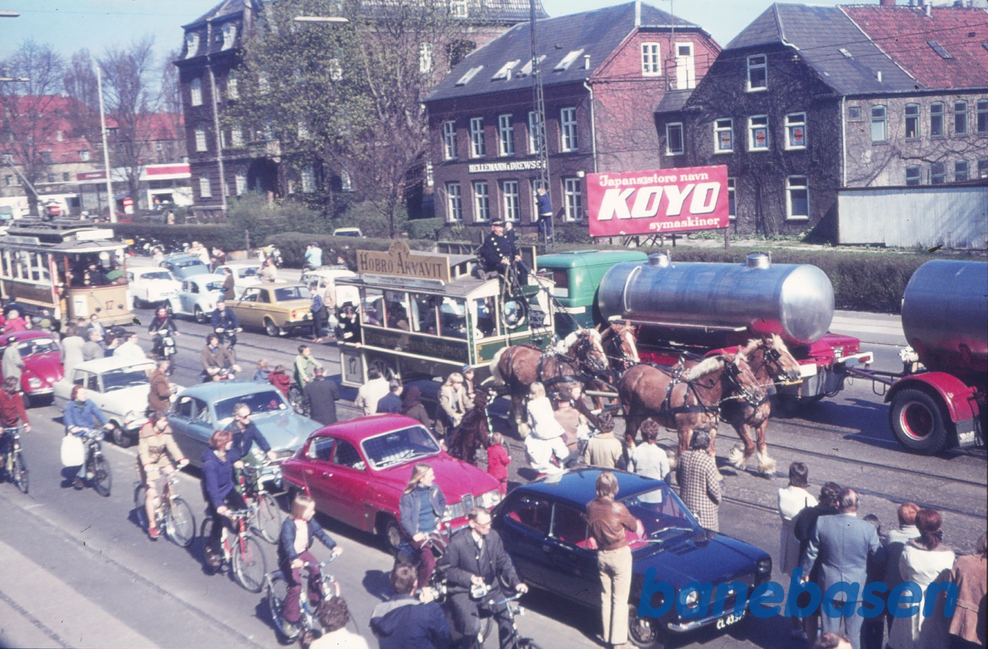 Sporvejskavalkade på Nørrebrogade i anledning af sporvognsdriftens ophør Sporvejskavalkade på Nørrebrogade i anledning af sporvognsdriftens ophør