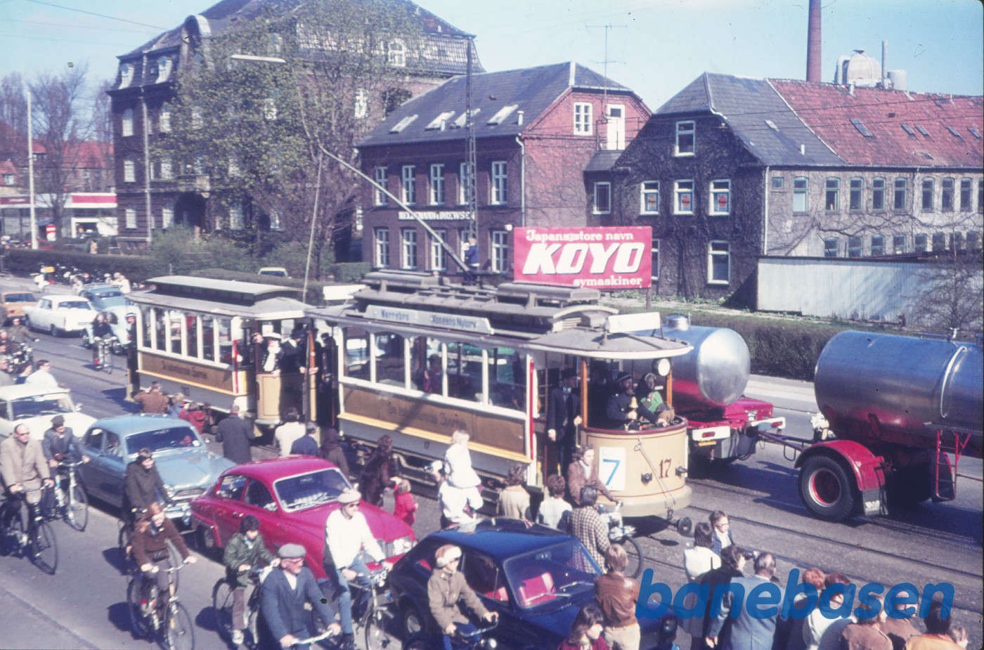 Sporvejskavalkade på Nørrebrogade i anledning af sporvognsdriftens ophør Sporvejskavalkade på Nørrebrogade i anledning af sporvognsdriftens ophør