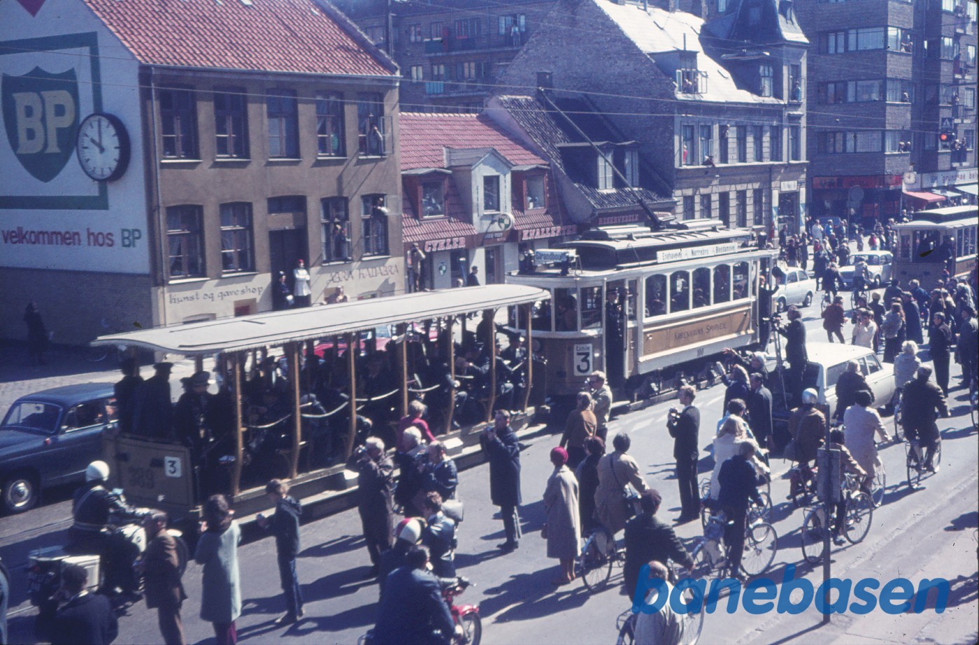 Sporvejskavalkade på Nørrebrogade i anledning af sporvognsdriftens ophør Sporvejskavalkade på Nørrebrogade i anledning af sporvognsdriftens ophør