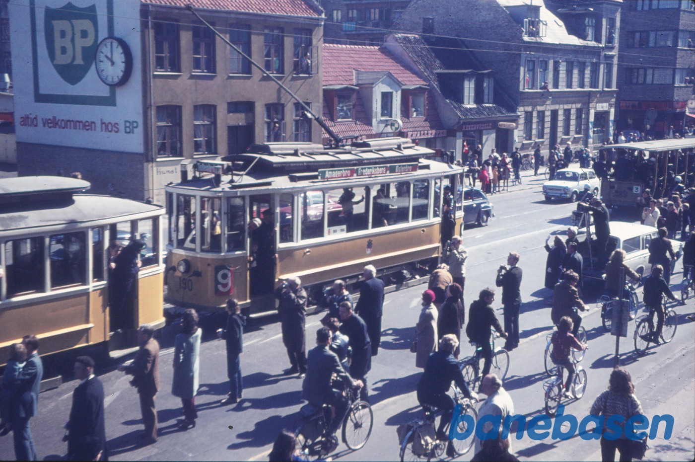 Sporvejskavalkade på Nørrebrogade i anledning af sporvognsdriftens ophør Sporvejskavalkade på Nørrebrogade i anledning af sporvognsdriftens ophør