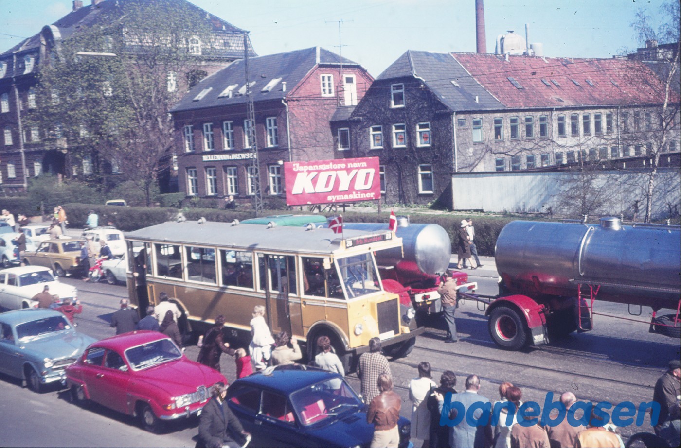 Sporvejskavalkade på Nørrebrogade i anledning af sporvognsdriftens ophør Sporvejskavalkade på Nørrebrogade i anledning af sporvognsdriftens ophør