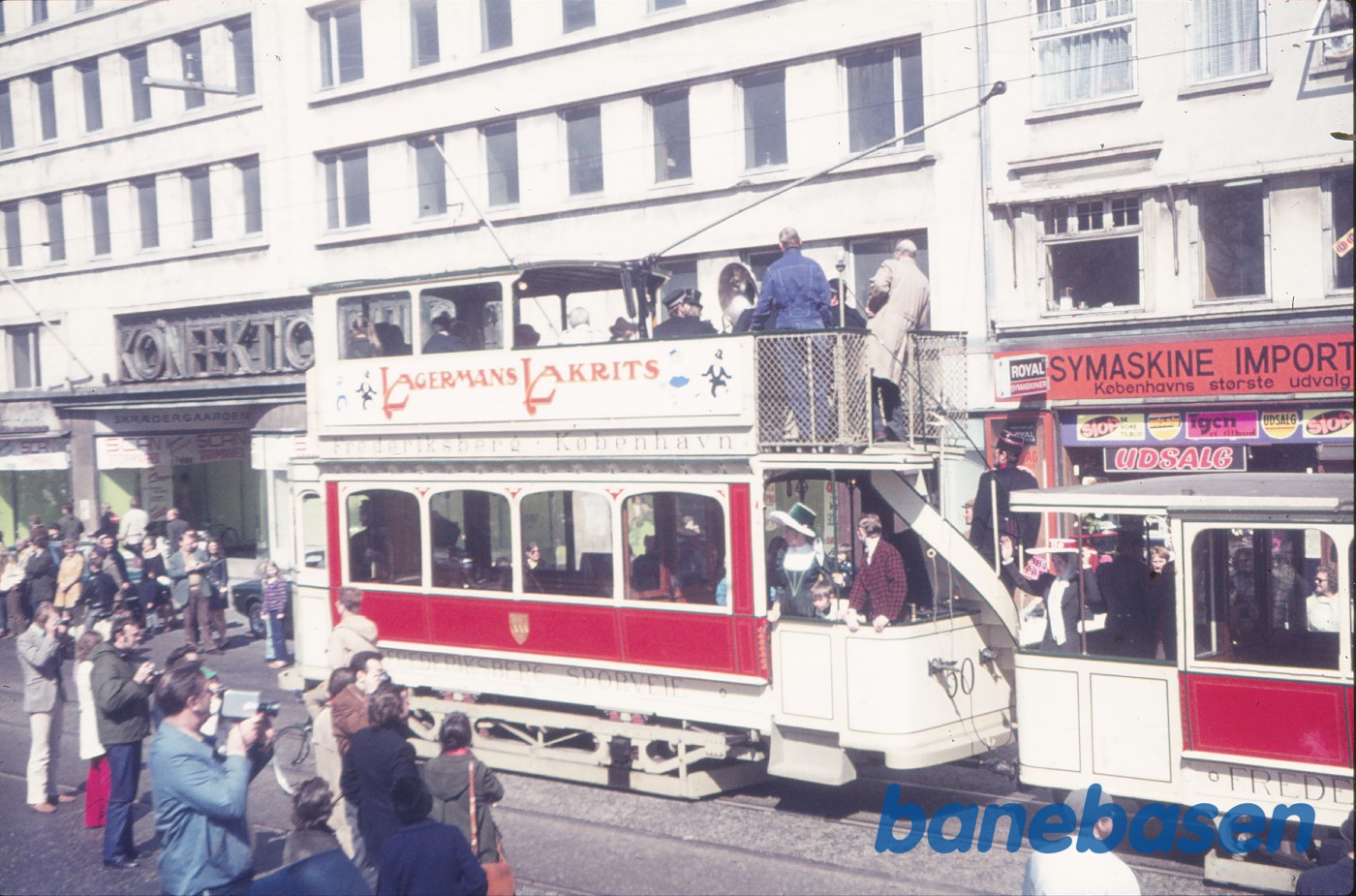 Sporvejskavalkade på Nørrebrogade i anledning af sporvognsdriftens ophør Sporvejskavalkade på Nørrebrogade i anledning af sporvognsdriftens ophør