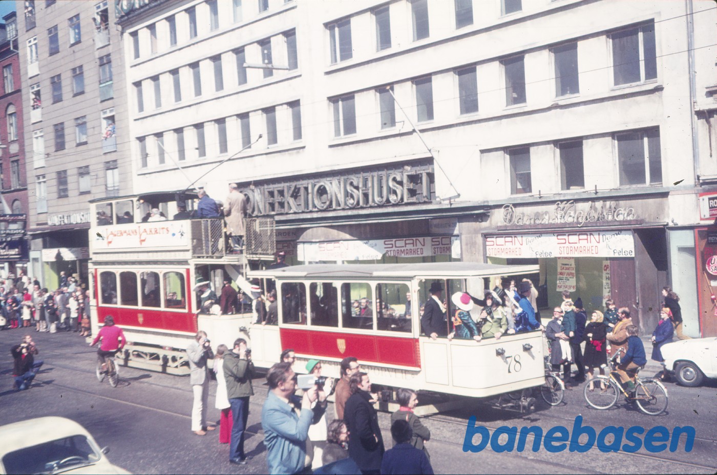 Sporvejskavalkade på Nørrebrogade i anledning af sporvognsdriftens ophør Sporvejskavalkade på Nørrebrogade i anledning af sporvognsdriftens ophør