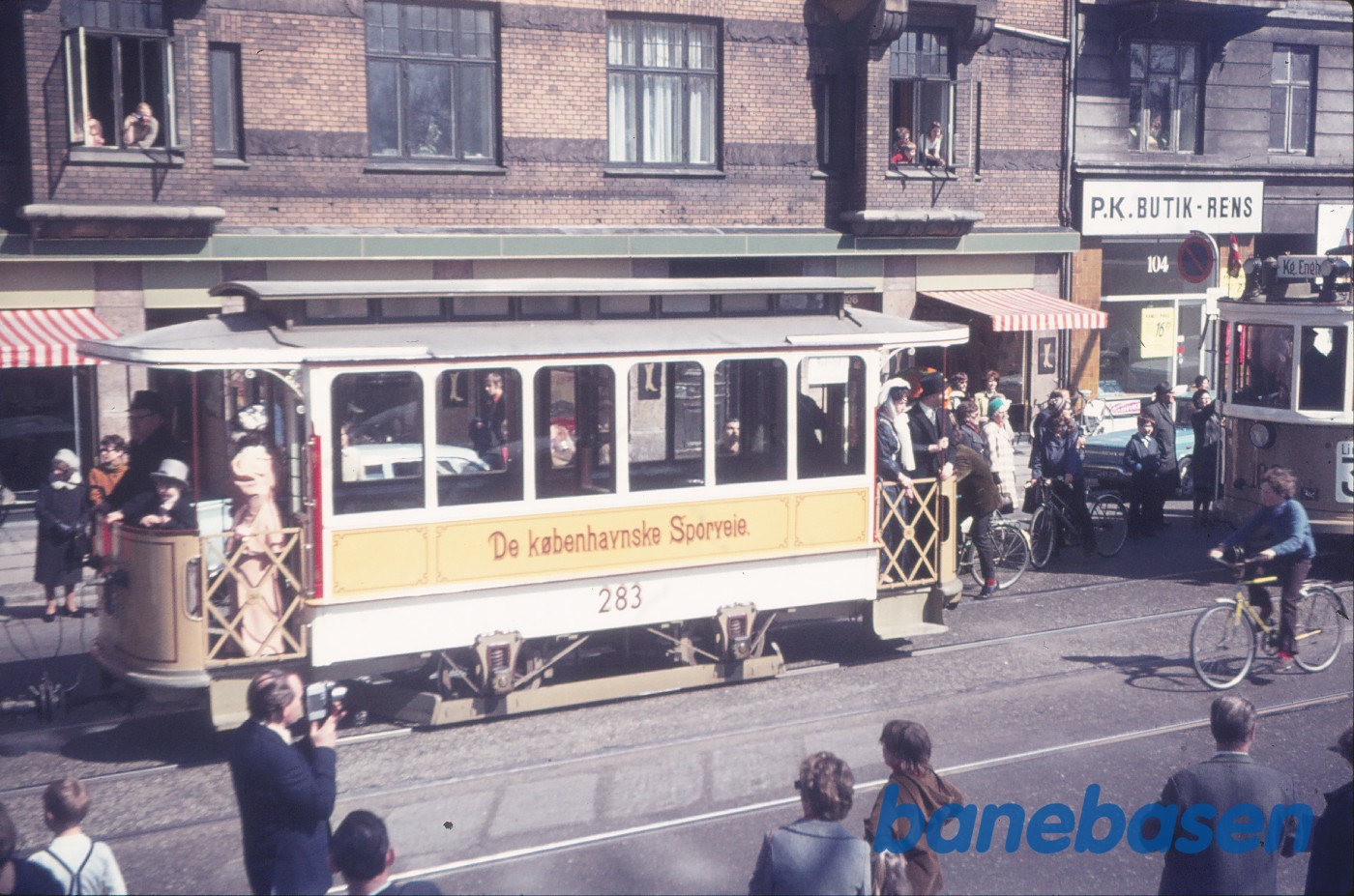 Sporvejskavalkade på Nørrebrogade i anledning af sporvognsdriftens ophør Sporvejskavalkade på Nørrebrogade i anledning af sporvognsdriftens ophør