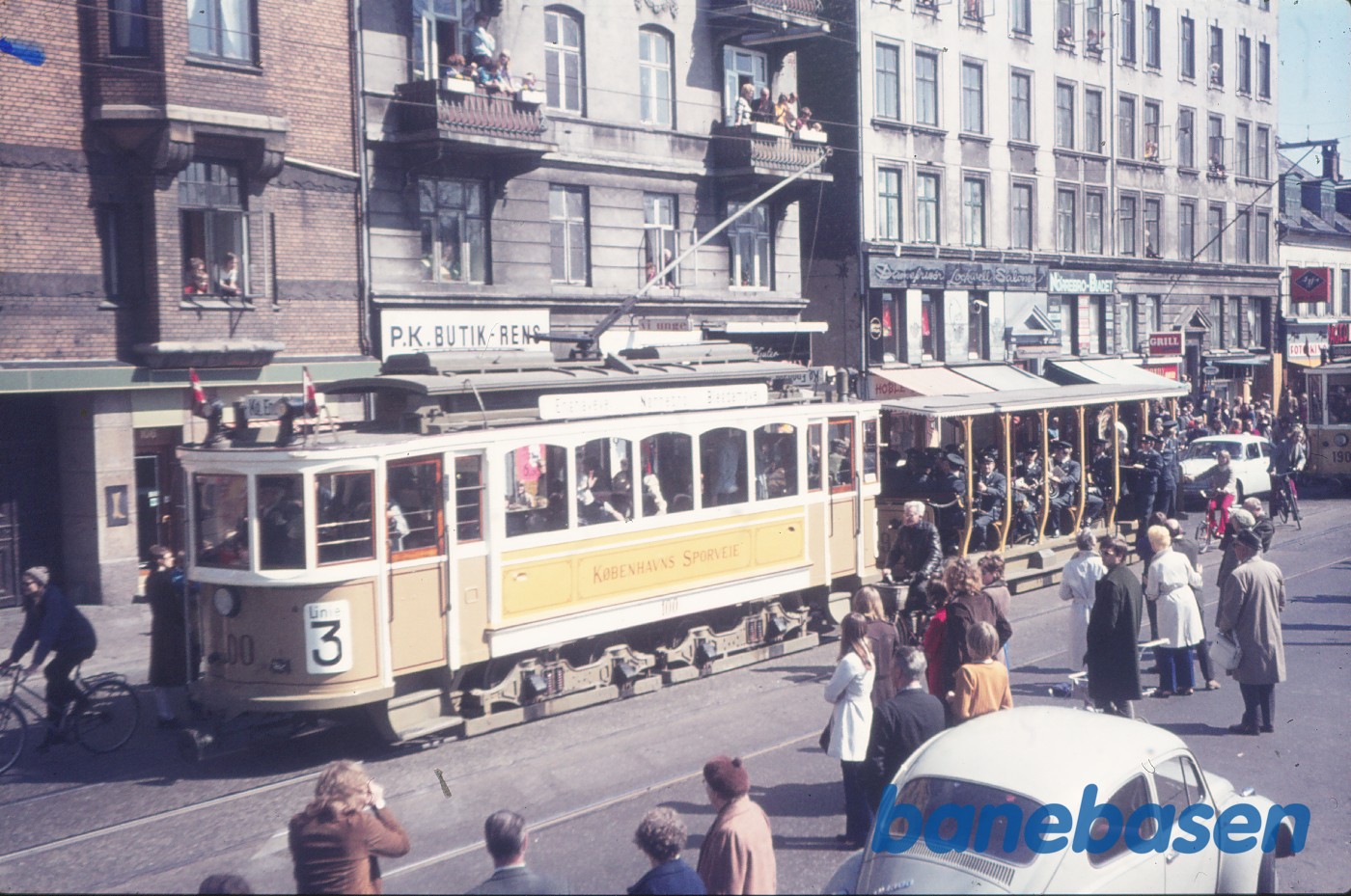 Sporvejskavalkade på Nørrebrogade i anledning af sporvognsdriftens ophør Sporvejskavalkade på Nørrebrogade i anledning af sporvognsdriftens ophør