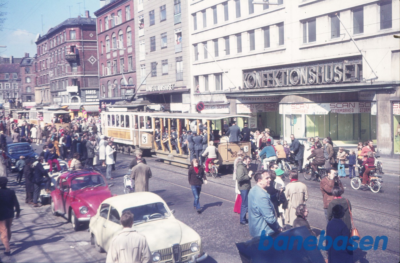 Sporvejskavalkade på Nørrebrogade i anledning af sporvognsdriftens ophør Sporvejskavalkade på Nørrebrogade i anledning af sporvognsdriftens ophør