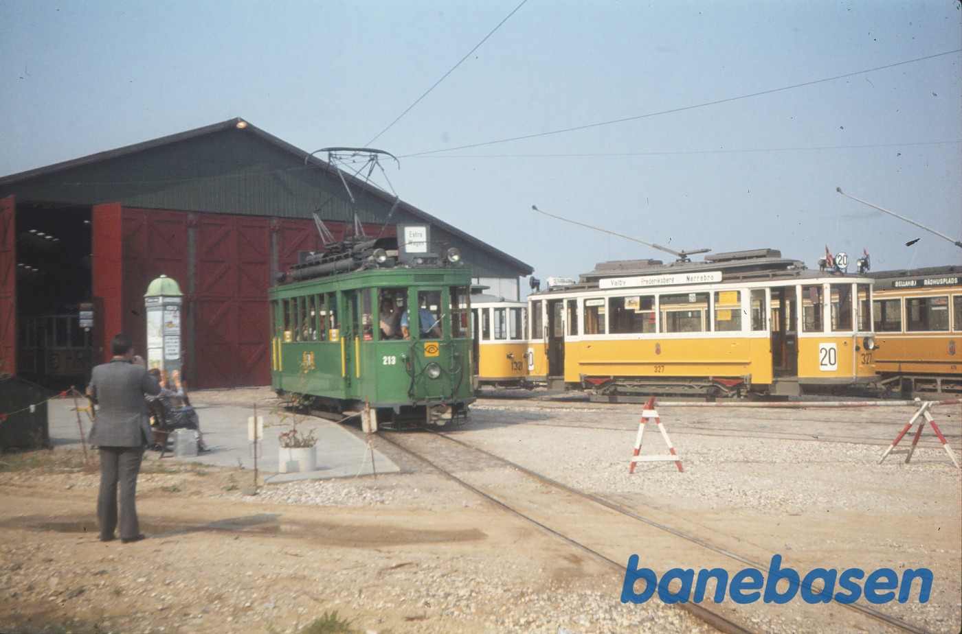 BVB-motorvogn nr. 213 og KS-motorvogn nr. 327 BVB-motorvogn nr. 213 og KS-motorvogn nr. 327