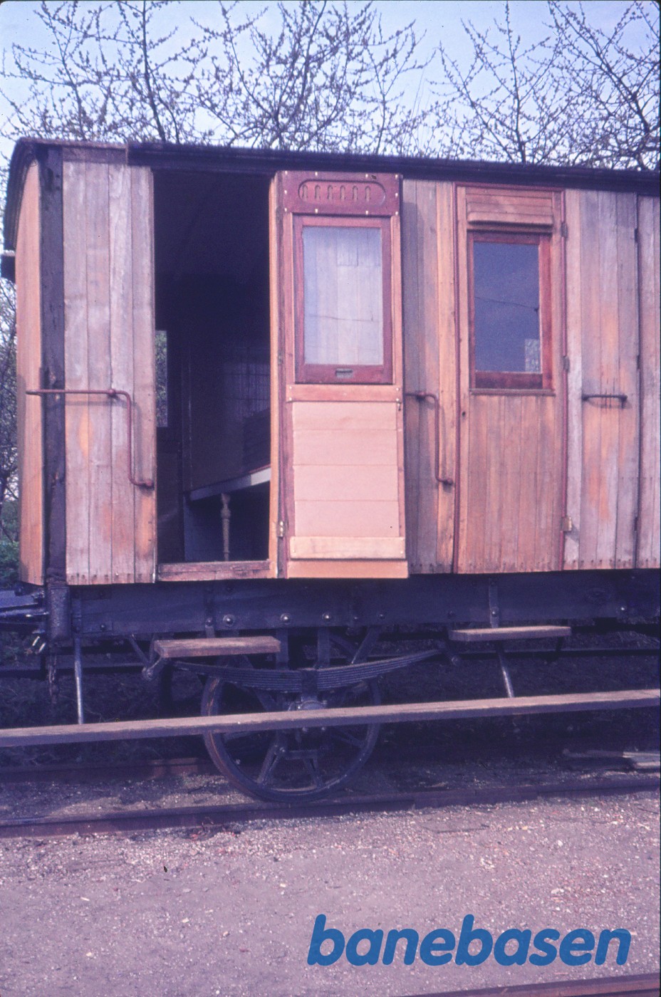 Personvogn ØSJS D 11 under istandsættelse Personvogn ØSJS D 11 under istandsættelse