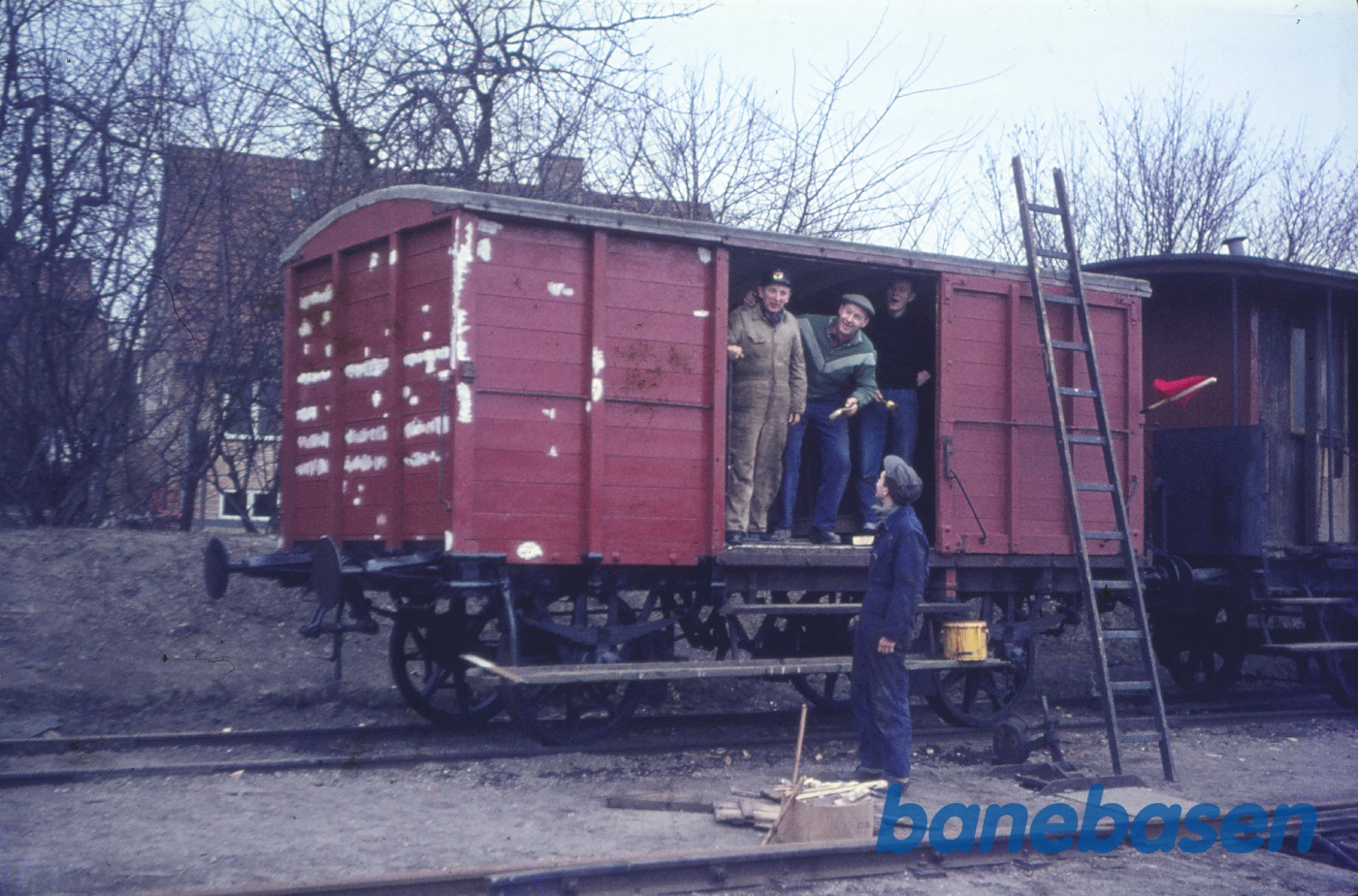 Lukket godsvogn ØSJS E 26 under istandsættelse Lukket godsvogn ØSJS E 26 under istandsættelse