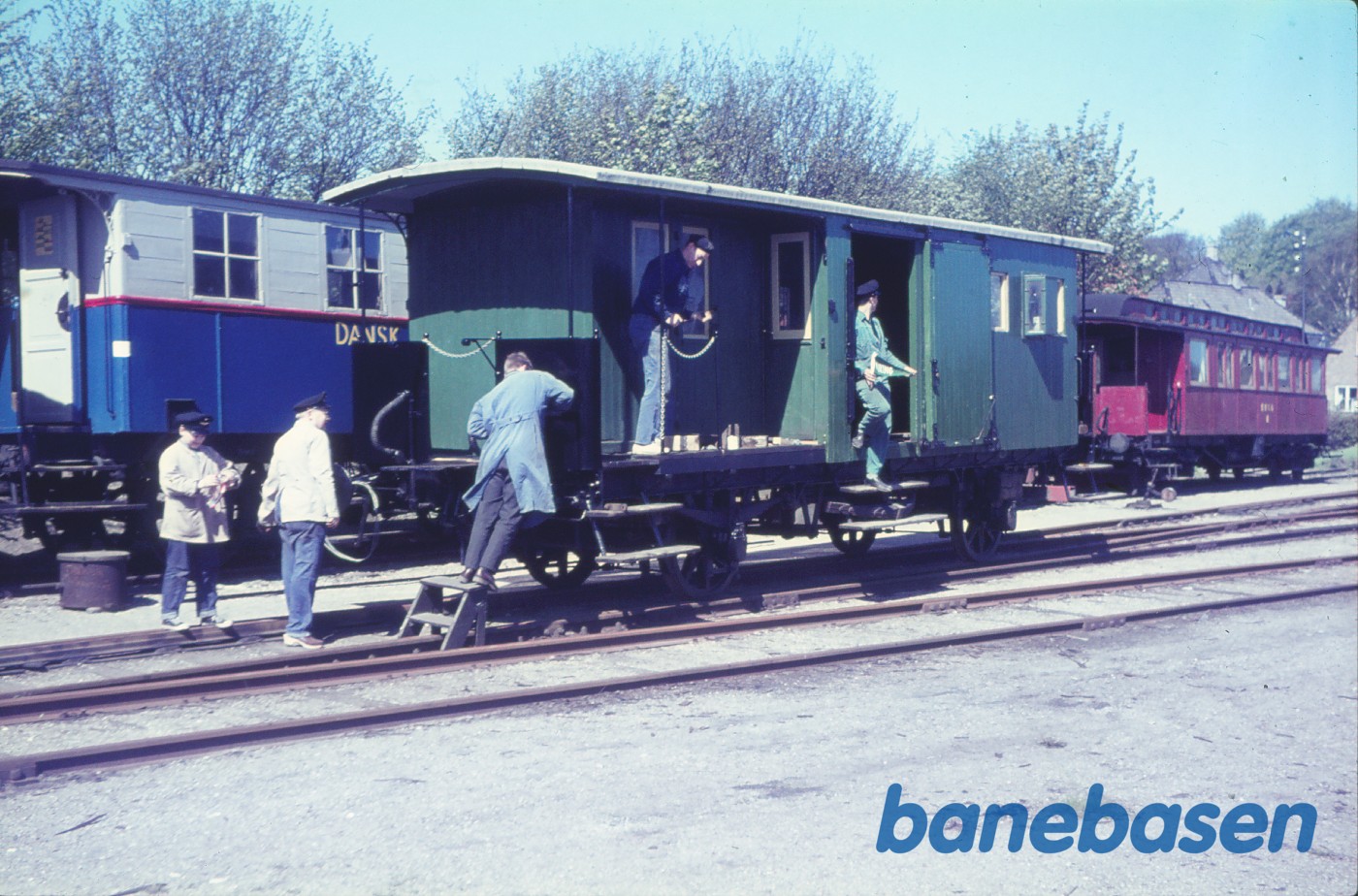 Post-og rejsegodsvogn HHGB D 1 under istandsættelse Post-og rejsegodsvogn HHGB D 1 under istandsættelse