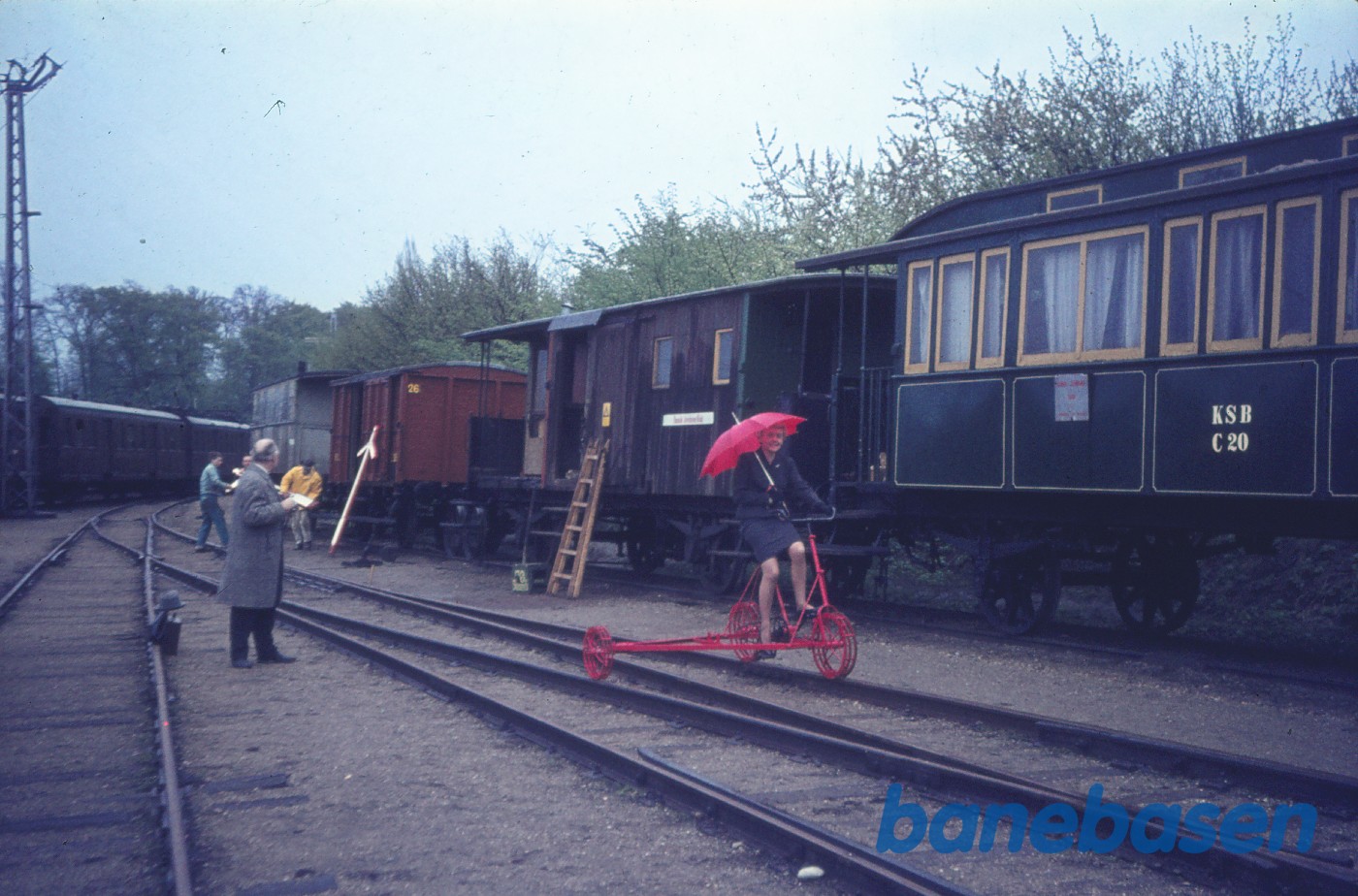 Dame på skinnecykel ifm. pressebesøg Dame på skinnecykel ifm. pressebesøg