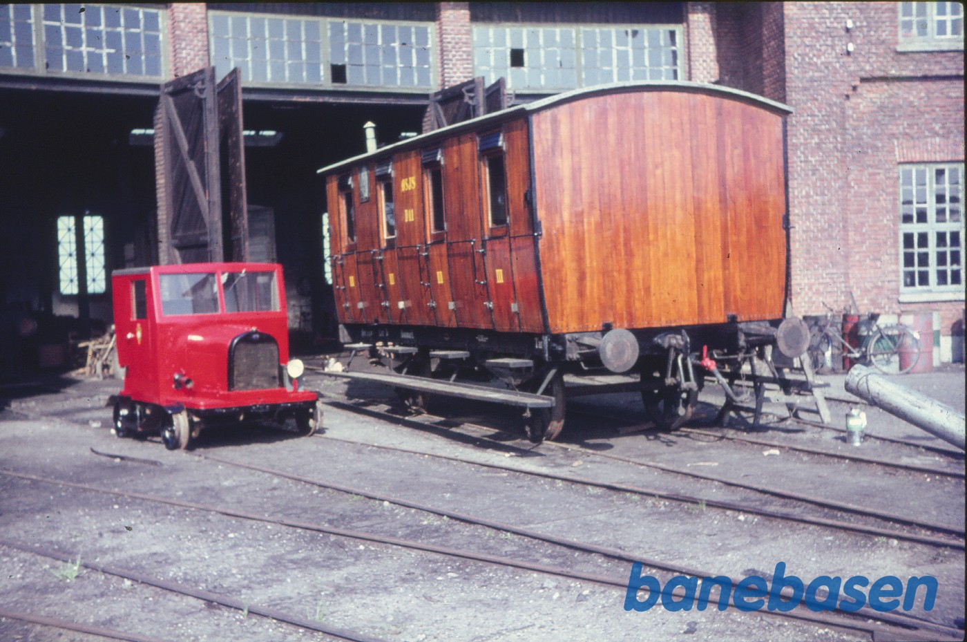 Personvogn ØSJS D 11 + NFJ-skinnebil Personvogn ØSJS D 11 + NFJ-skinnebil