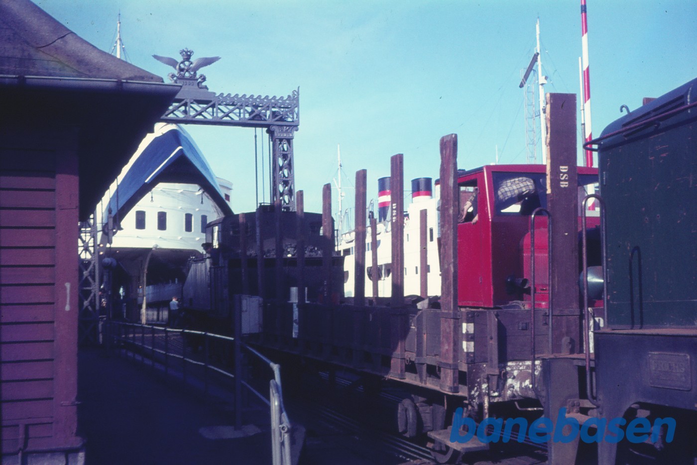 OKMJ nr. 14 + TF-vogn med NFJ-skinnebil på vej ombord på M/F Fyn OKMJ nr. 14 + TF-vogn med NFJ-skinnebil på vej ombord på M/F Fyn