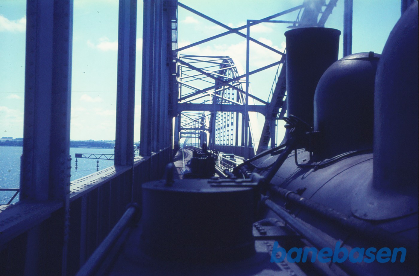 OKMJ nr. 14 på vej over Storstrømsbroen OKMJ nr. 14 på vej over Storstrømsbroen