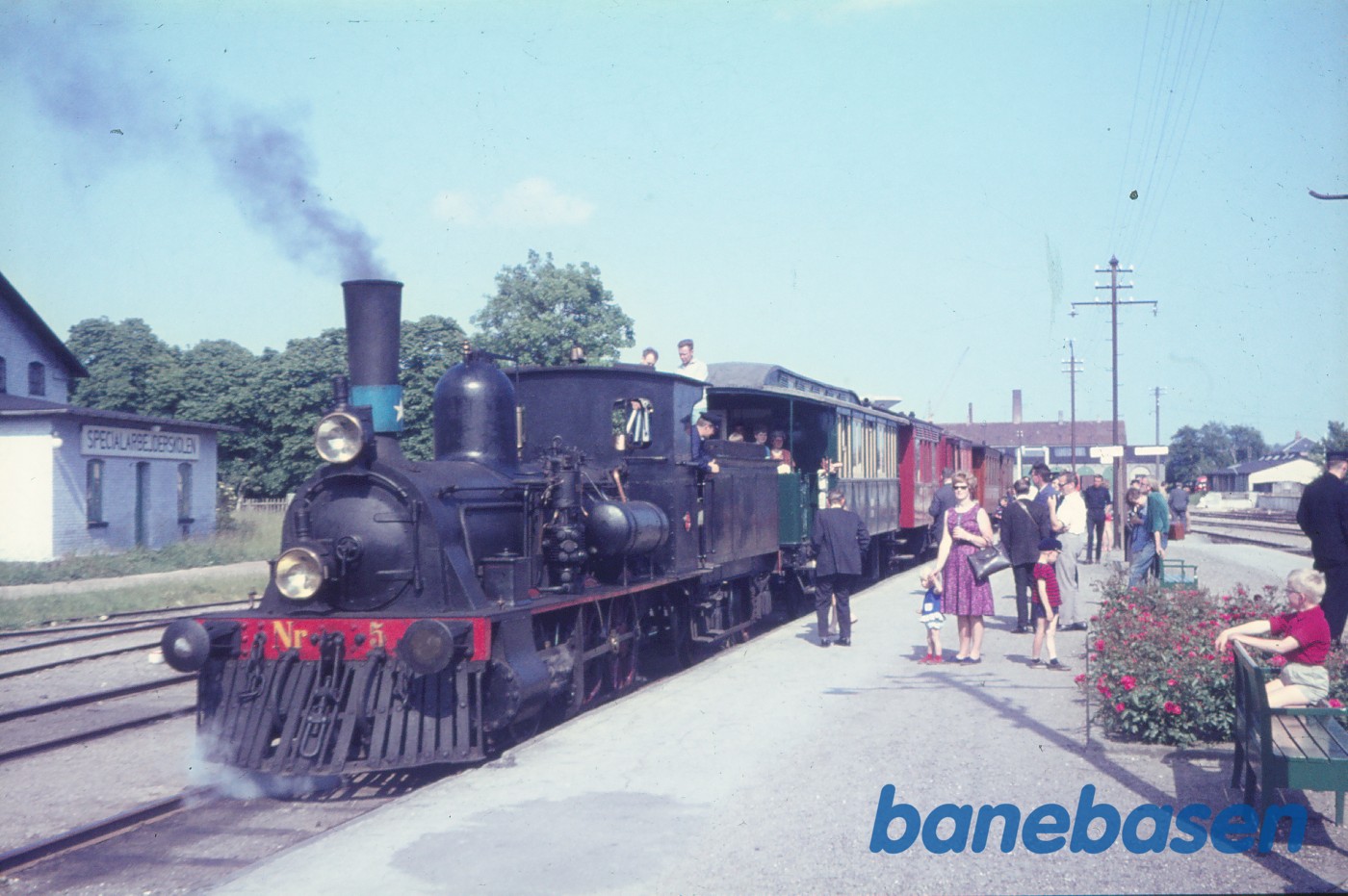 OHJ nr. 5 med veterantog (Gitte, Lise og Tom på perronen) OHJ nr. 5 med veterantog (Gitte, Lise og Tom på perronen)