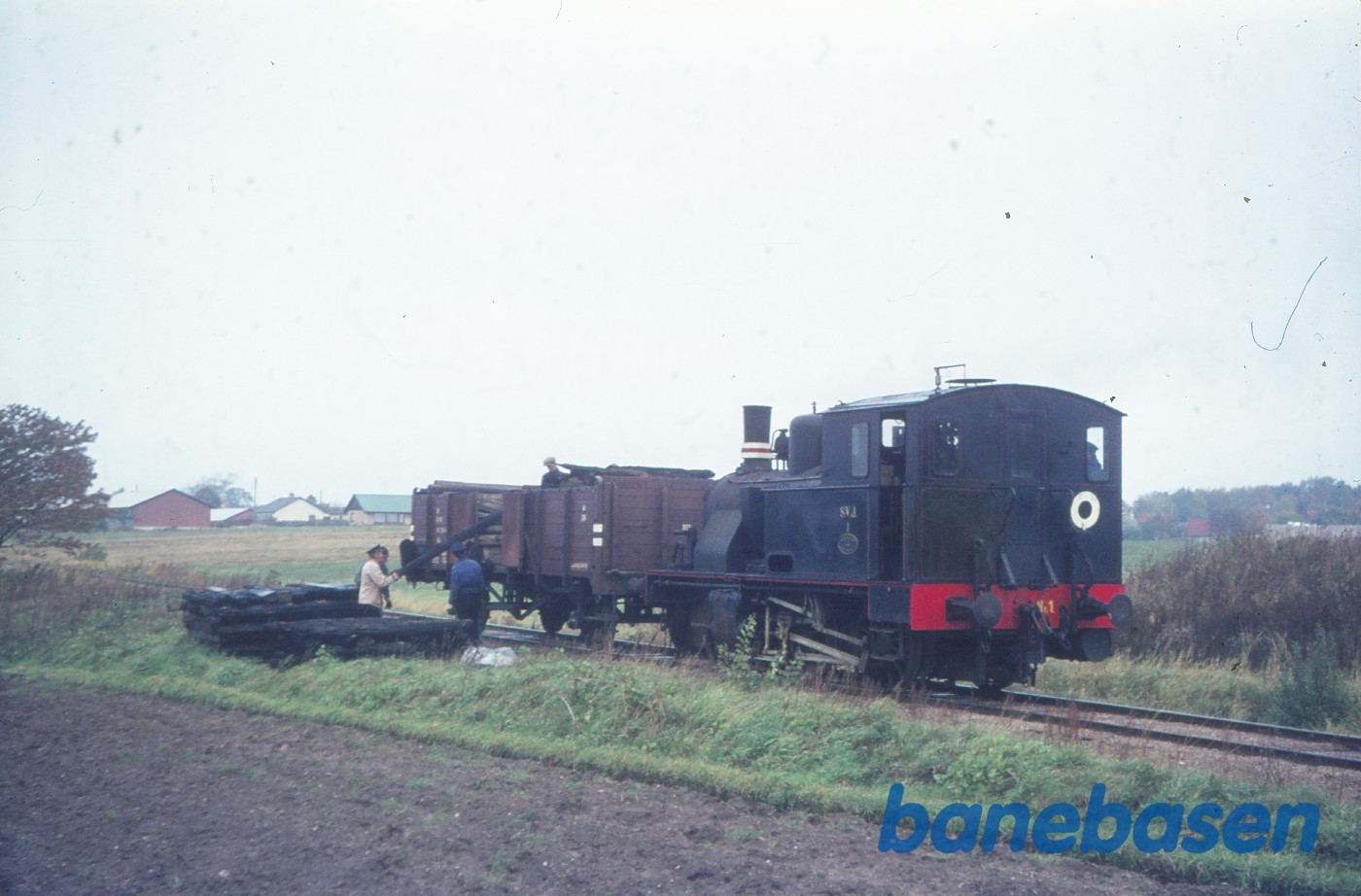 SVJ nr. 1 + DSB Elo 20 86 511 0 290 med arbejdstog for HHGB, syd for Dronningmølle SVJ nr. 1 + DSB Elo 20 86 511 0 290 med arbejdstog for HHGB, syd for Dronningmølle