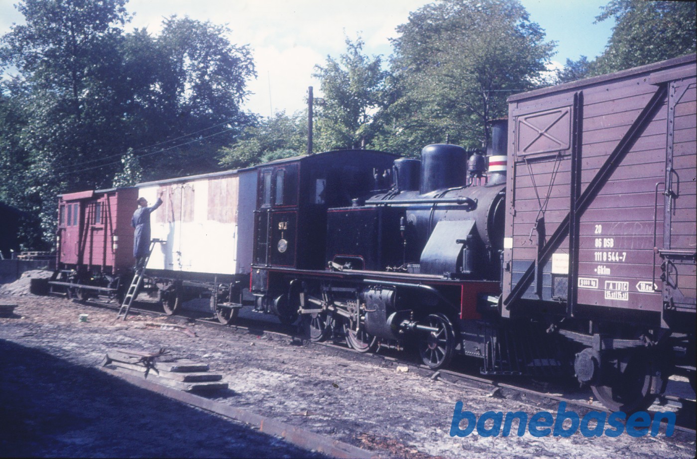 SVJ nr. 1 + TFJ I 100 + FFJ EM 37 (Arne maler Tuborg-vogn) SVJ nr. 1 + TFJ I 100 + FFJ EM 37 (Arne maler Tuborg-vogn)