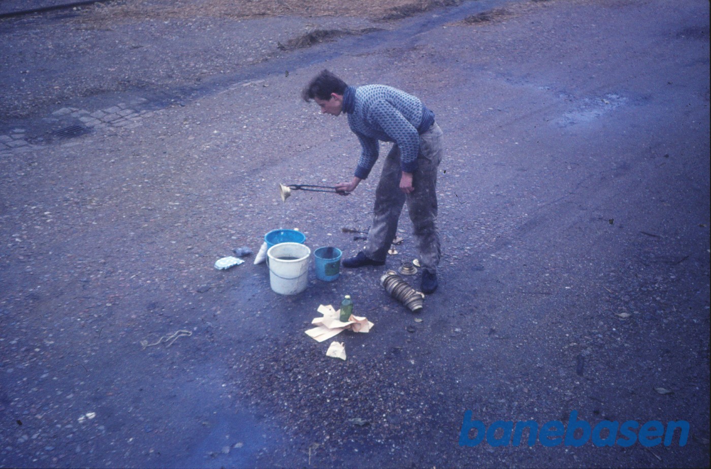 Rengøring af dele til vognbelysning (Peter Roland) Rengøring af dele til vognbelysning (Peter Roland)