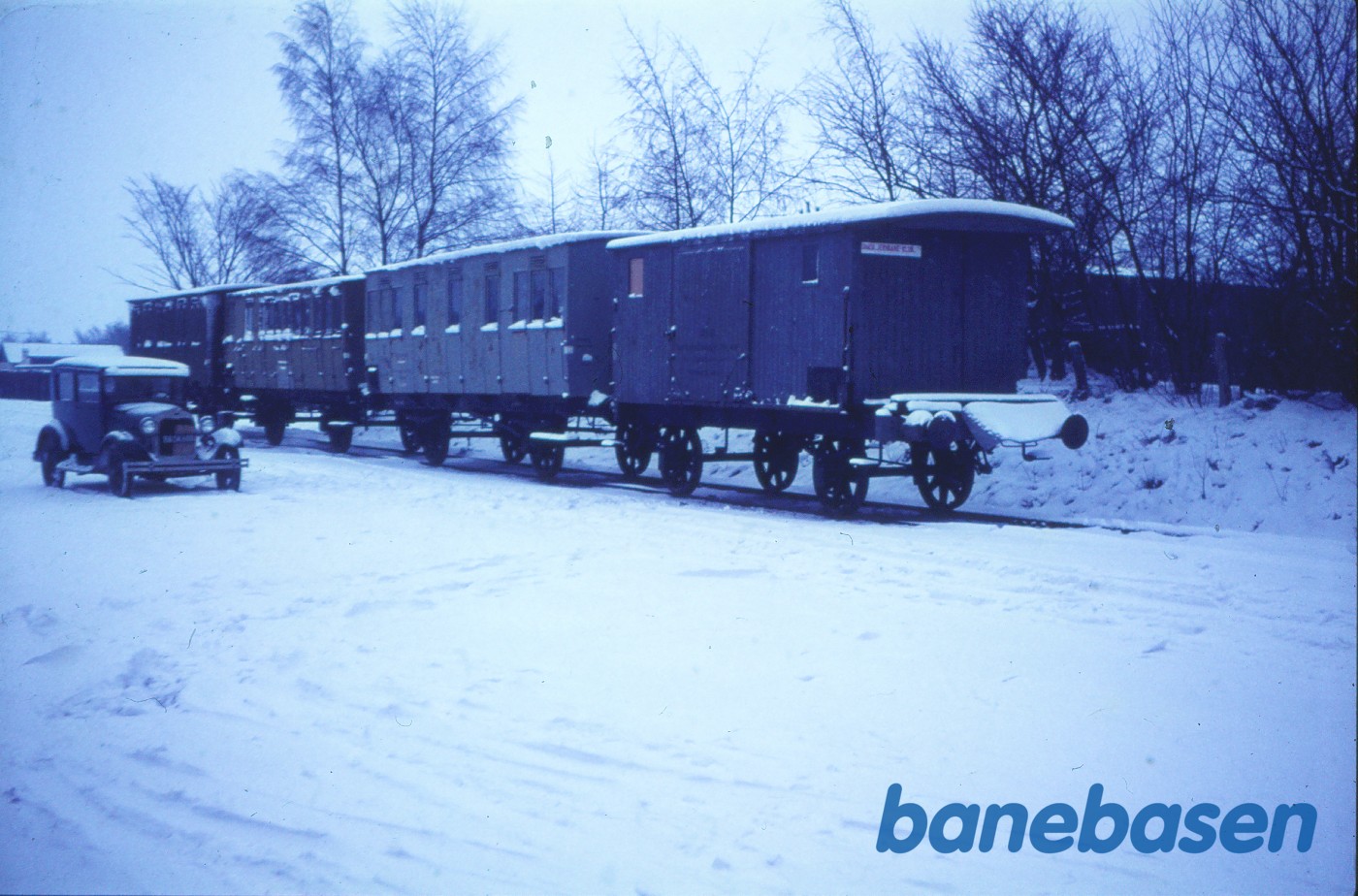 DSB Vk.vogn for Signaltjenesten Nr. 44 + Spcv. 303 + Spcv. 311 + OKMJ J 81 DSB Vk.vogn for Signaltjenesten Nr. 44 + Spcv. 303 + Spcv. 311 + OKMJ J 81