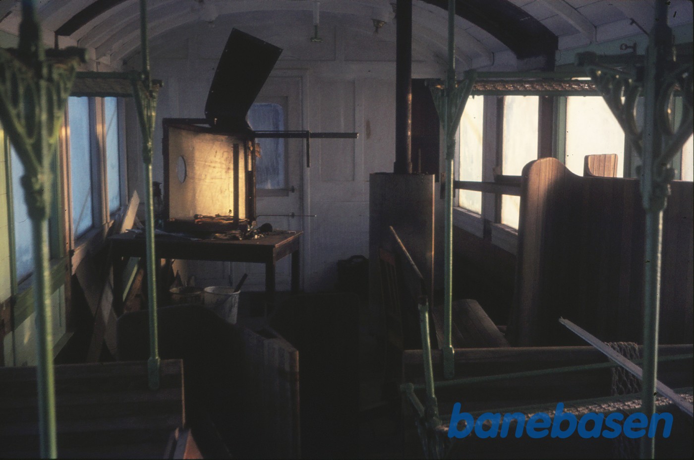 Interiør i personvogn DSB CF 10135 under istandsættelse Interiør i personvogn DSB CF 10135 under istandsættelse